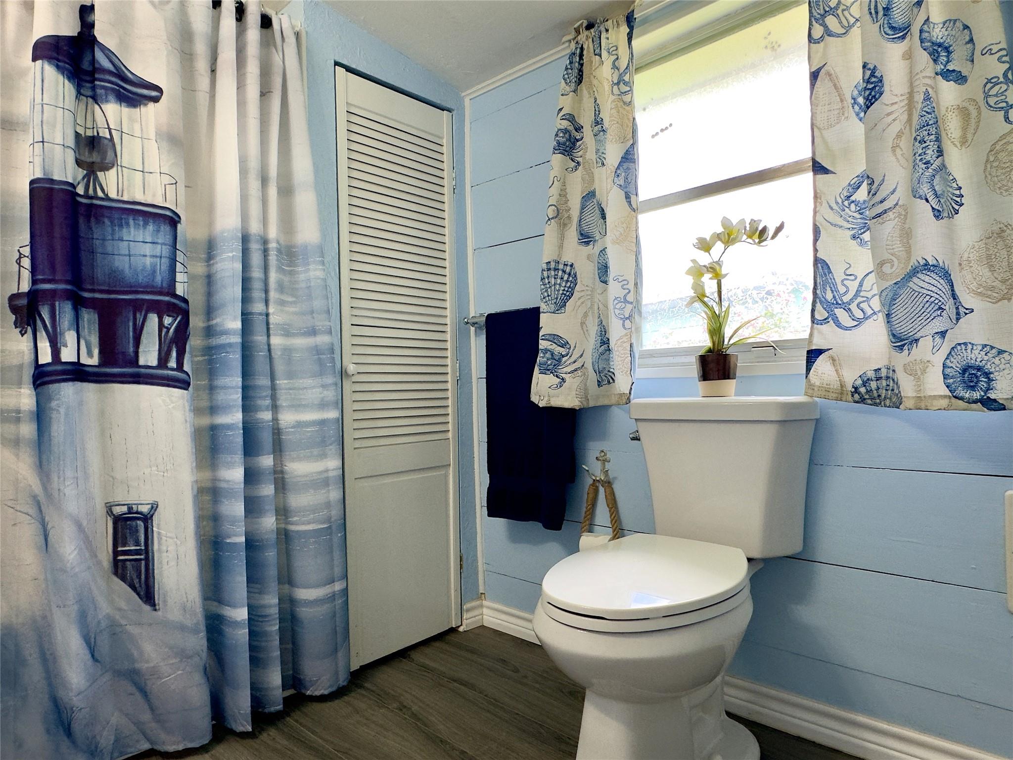 302 E Dallas Ave, Seadrift, TX 77983