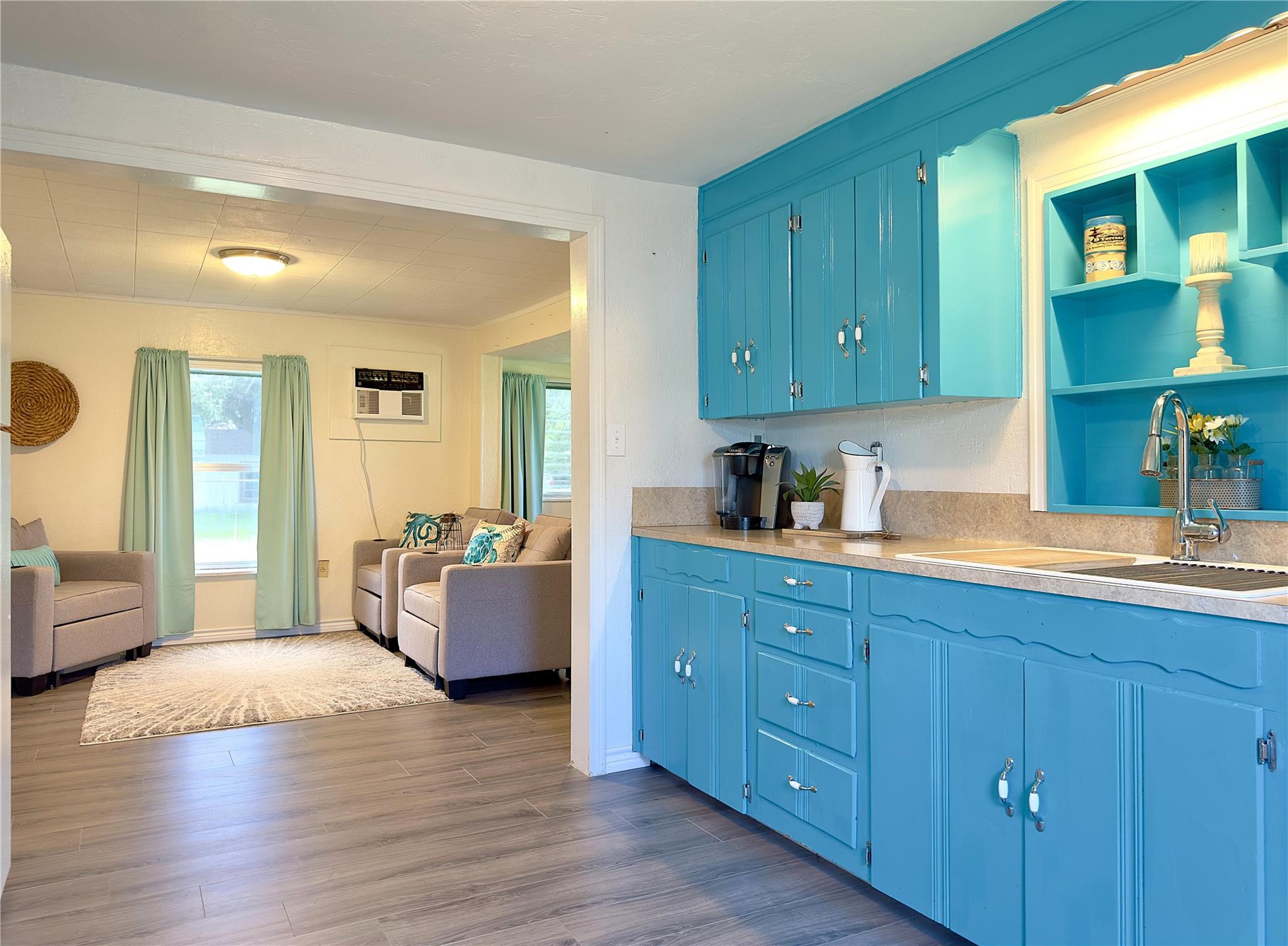 302 E Dallas Ave, Seadrift, TX 77983