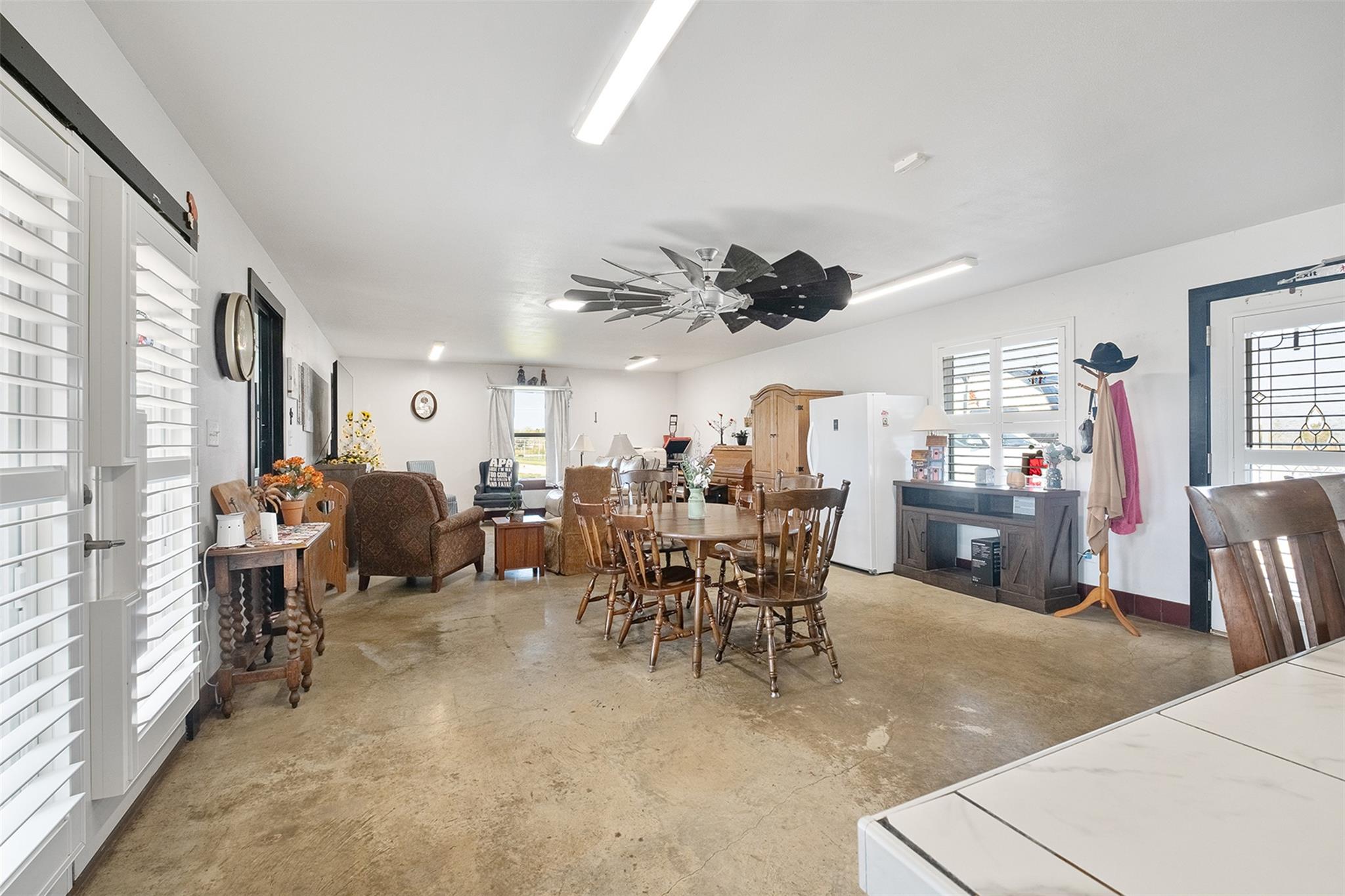 142 Zimmerhanzel Rd, Flatonia, TX 78941