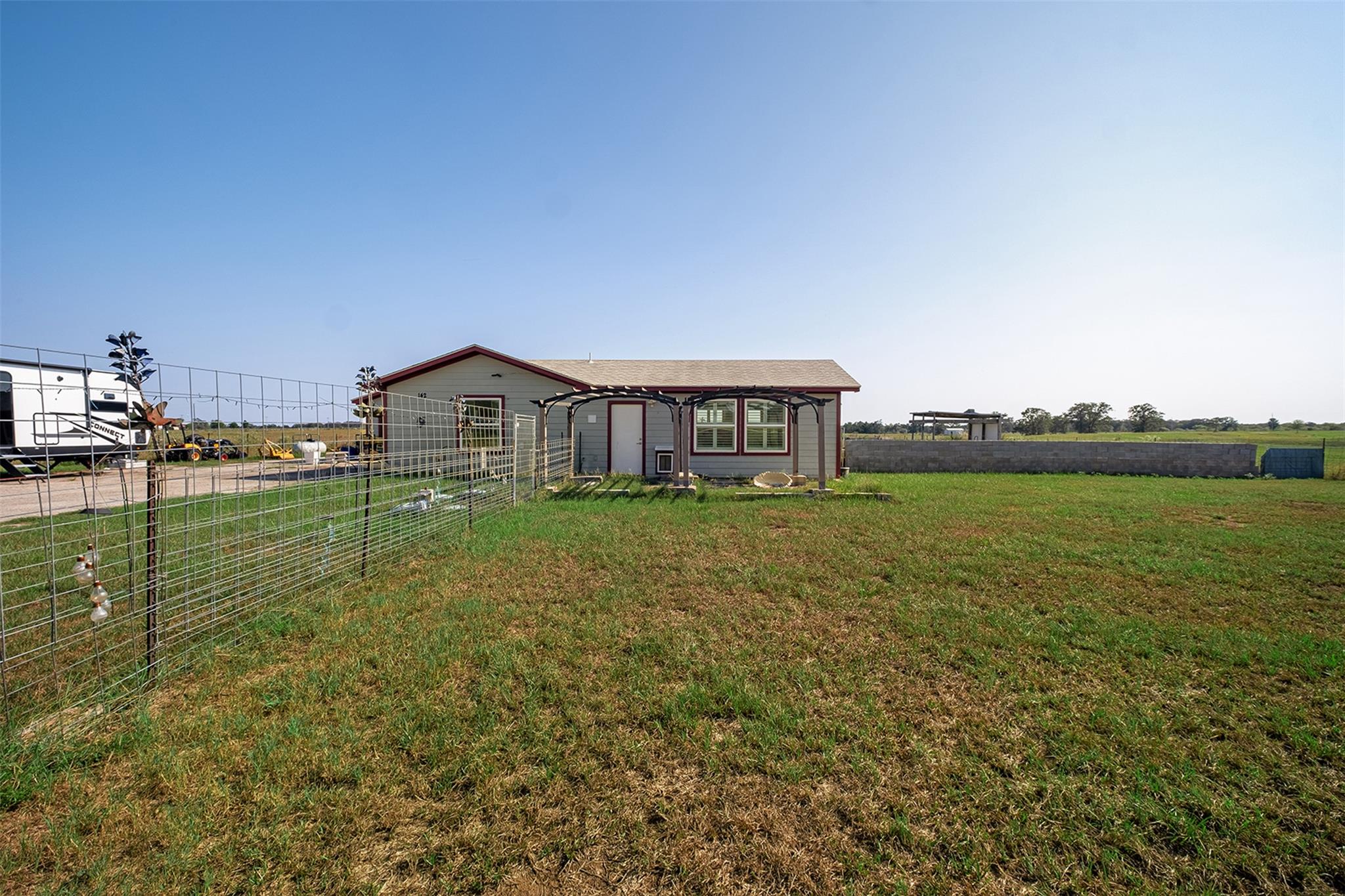 142 Zimmerhanzel Rd, Flatonia, TX 78941