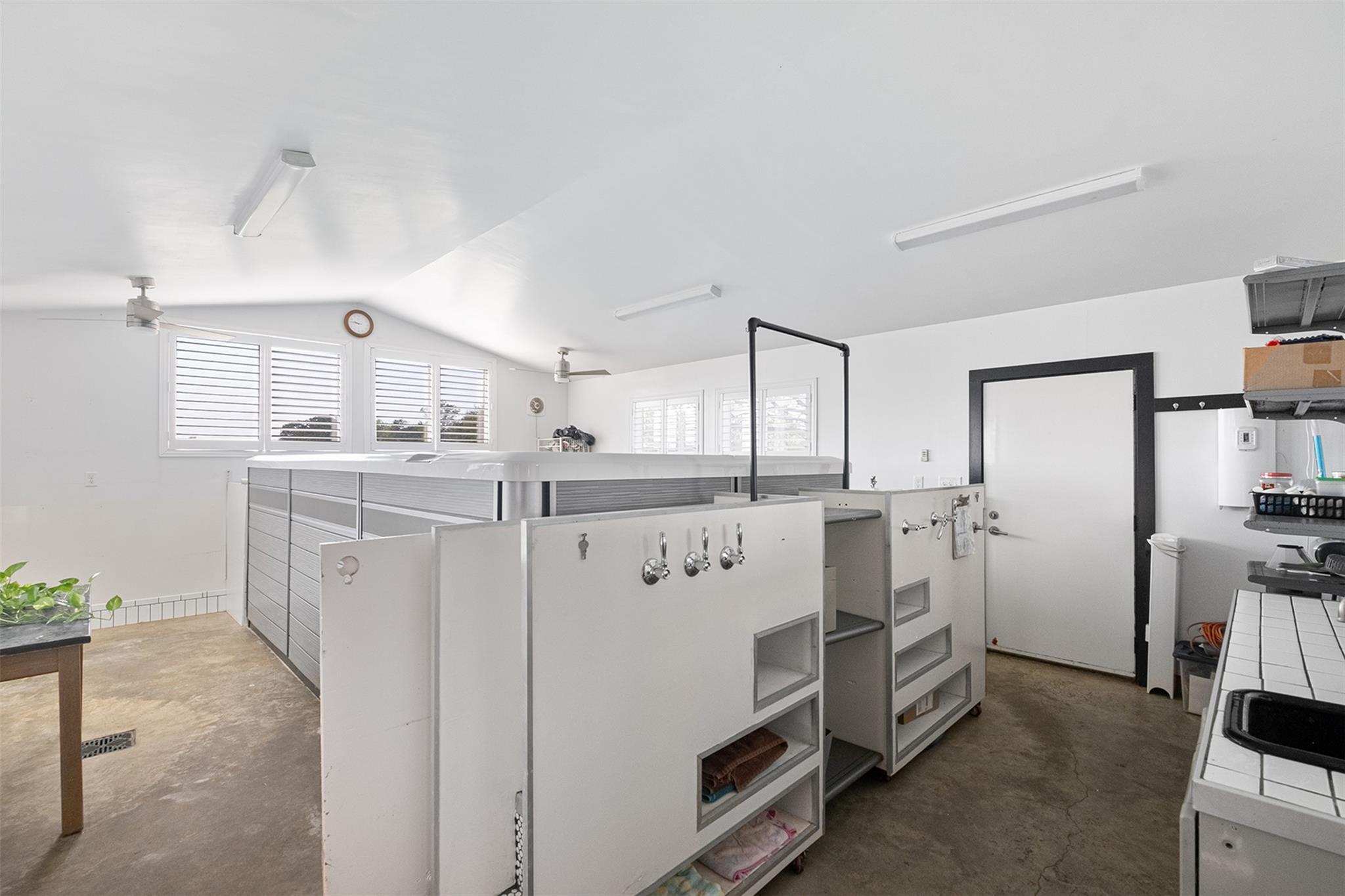 142 Zimmerhanzel Rd, Flatonia, TX 78941