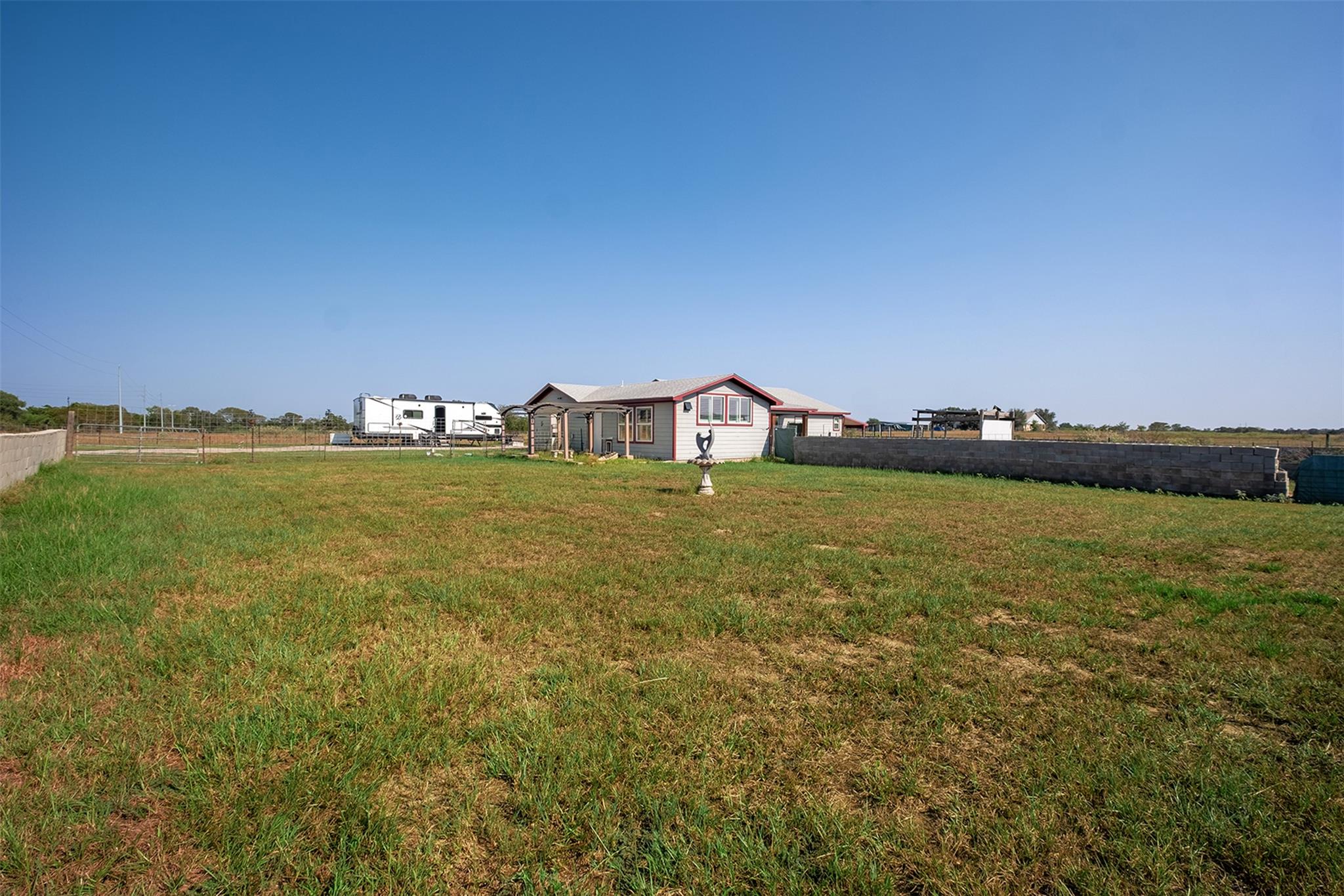 142 Zimmerhanzel Rd, Flatonia, TX 78941
