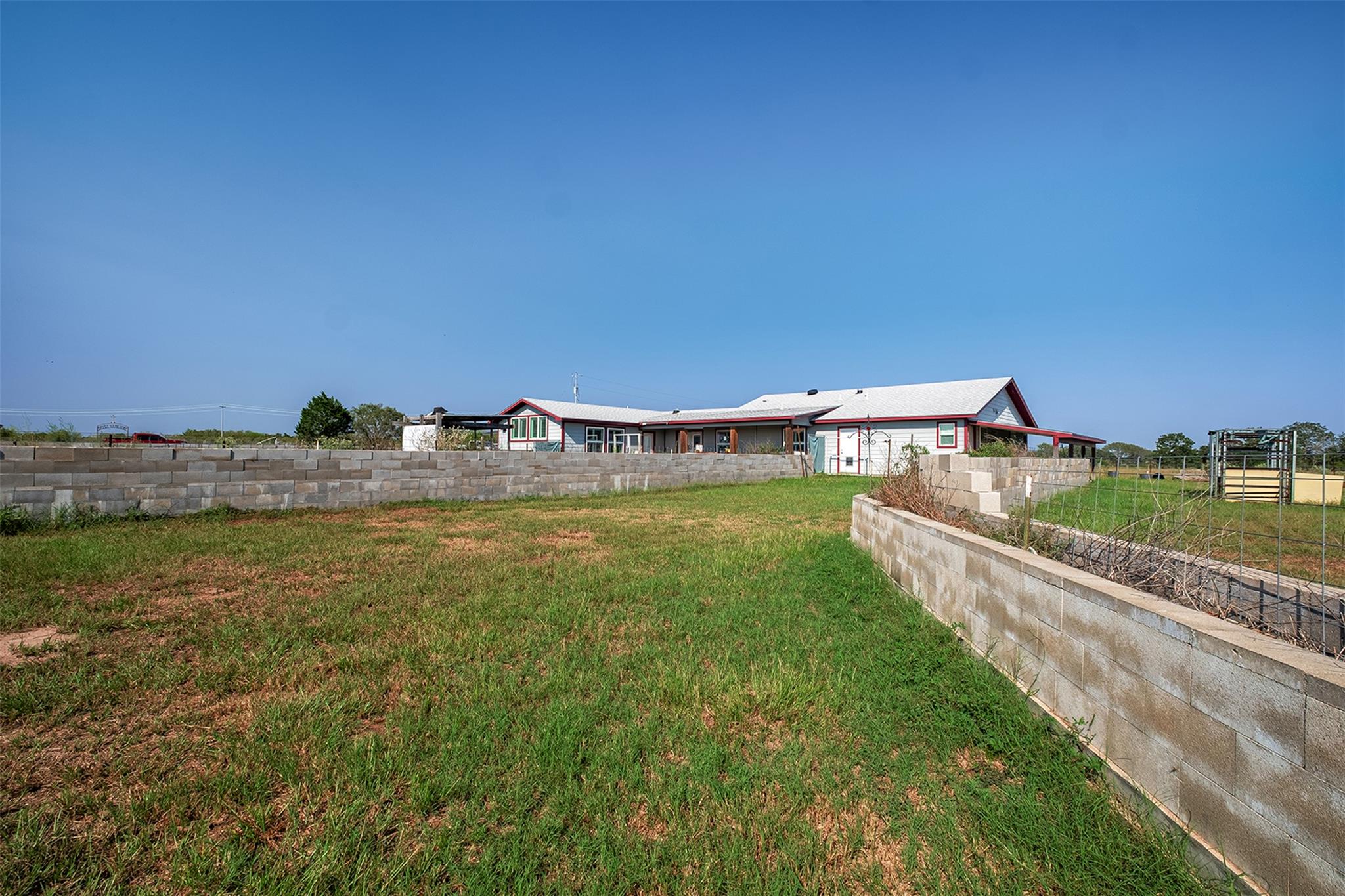 142 Zimmerhanzel Rd, Flatonia, TX 78941