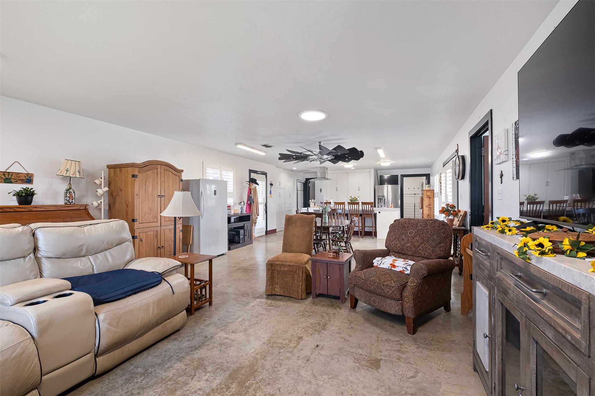 142 Zimmerhanzel Rd, Flatonia, TX 78941