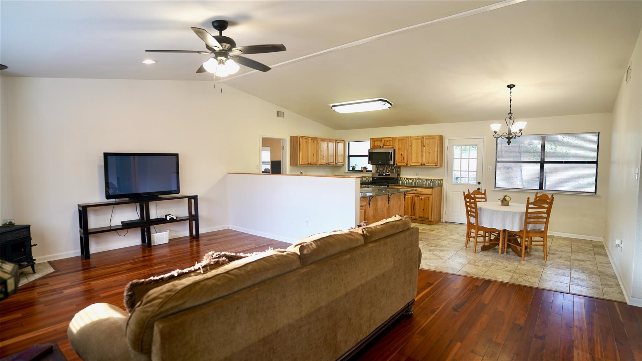 535 Paintbrush Trl, Lockhart, TX 78644