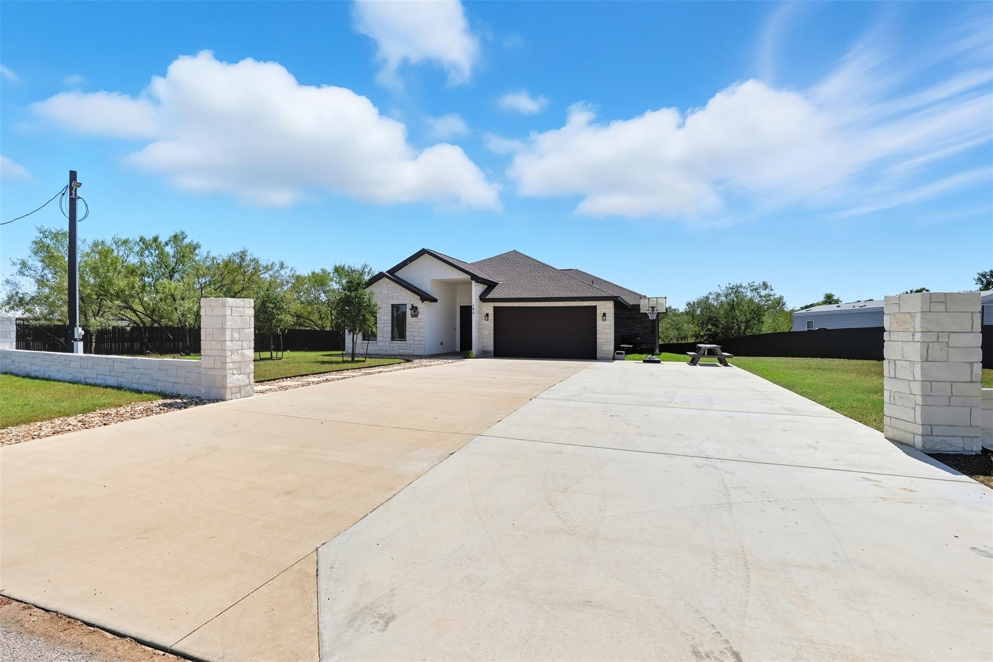 195 Blushing Dr, Cedar Creek, TX 78612