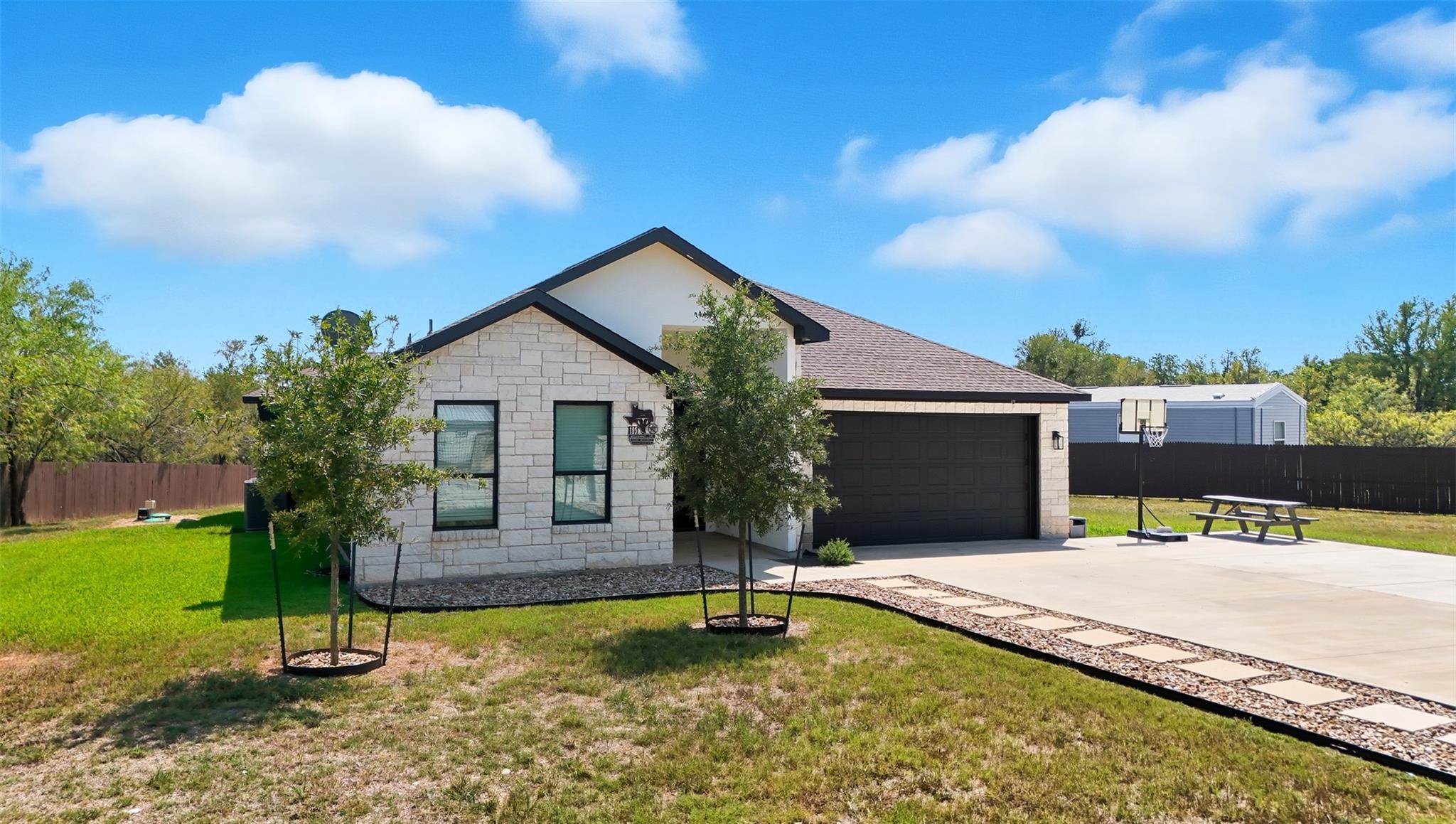 195 Blushing Dr, Cedar Creek, TX 78612