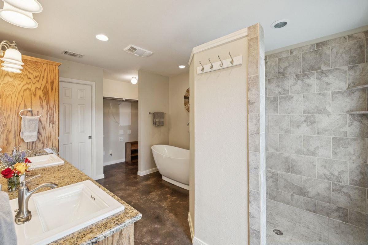 275 Starview Rd, Fredericksburg, TX 78624