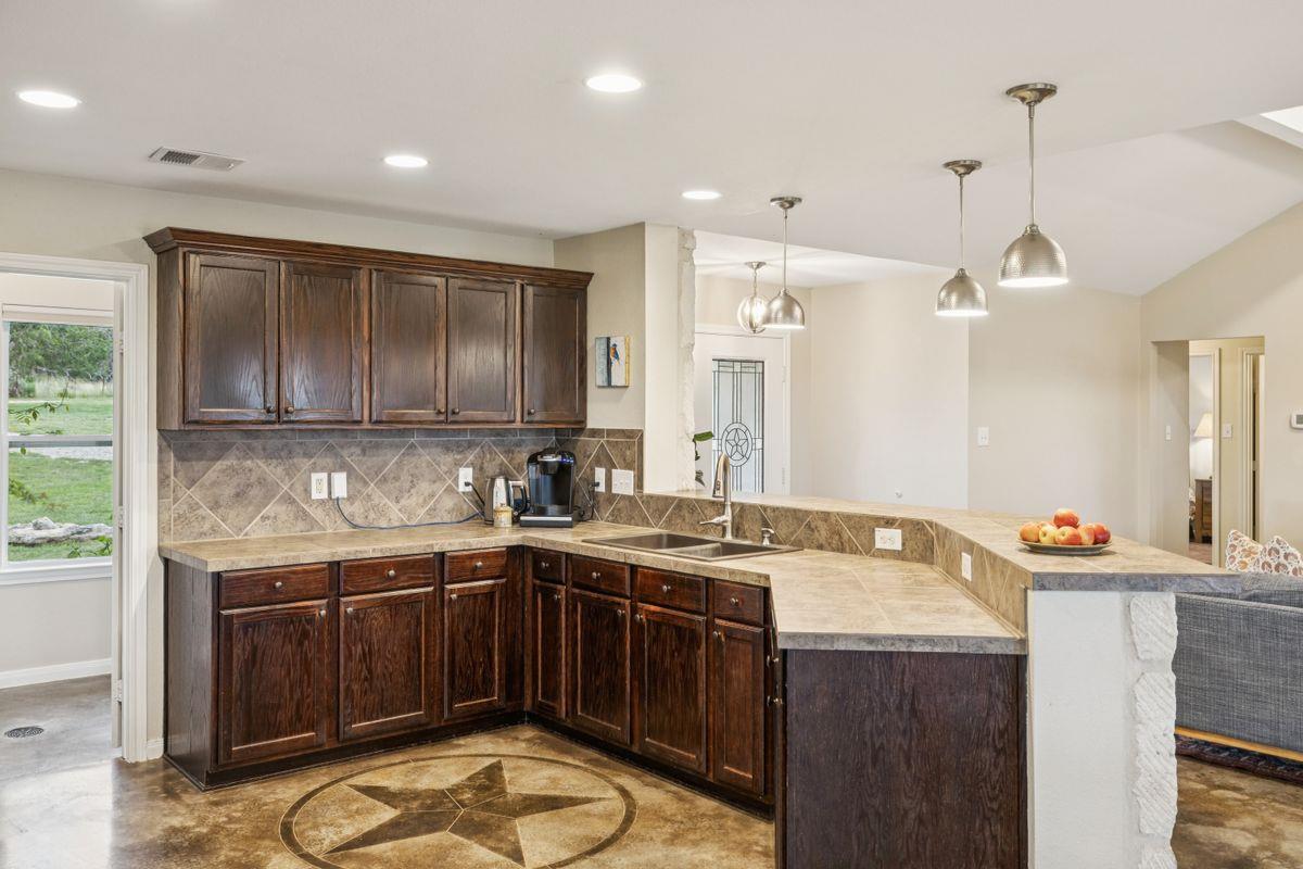 275 Starview Rd, Fredericksburg, TX 78624