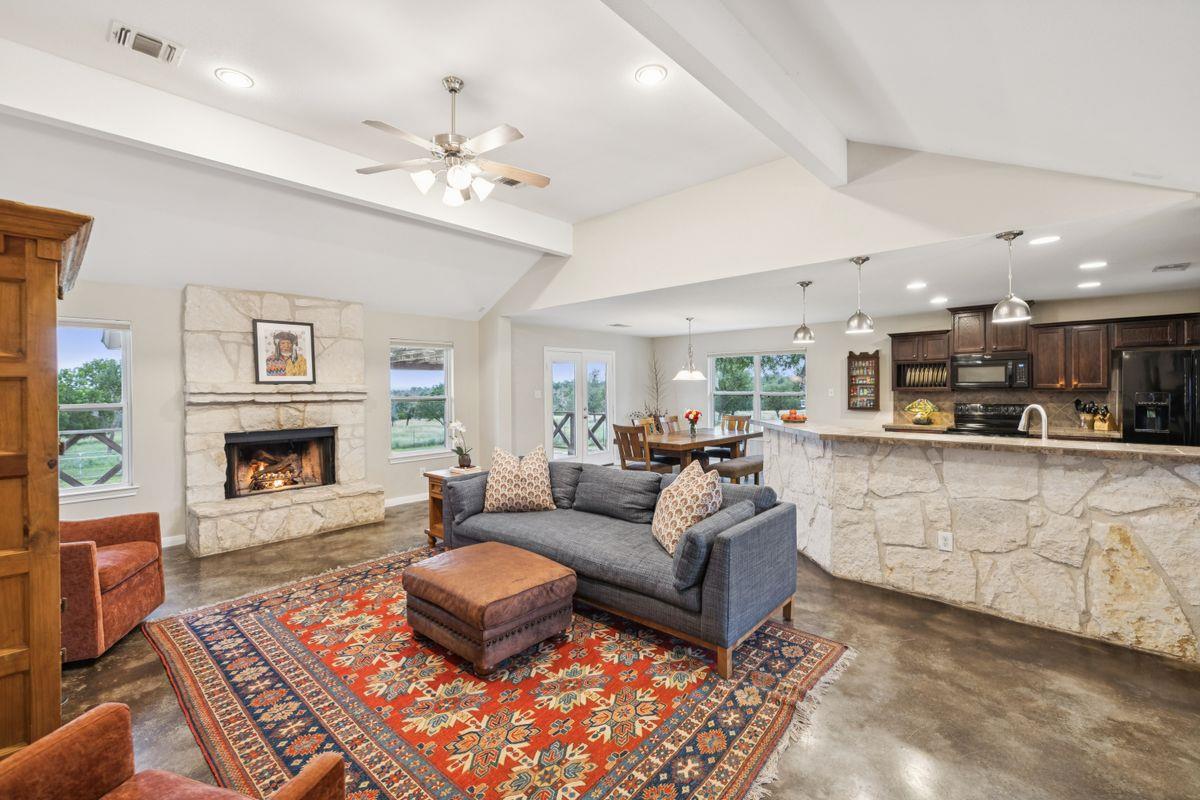 275 Starview Rd, Fredericksburg, TX 78624