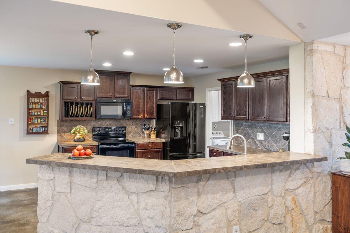 275 Starview Rd, Fredericksburg, TX 78624