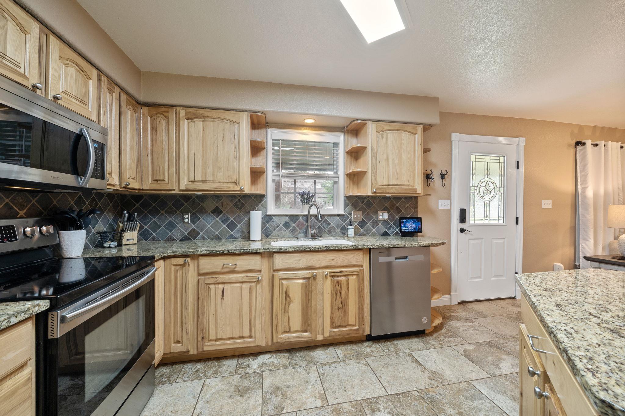 874 Pine Ln, Cottonwood Shores, TX 78657