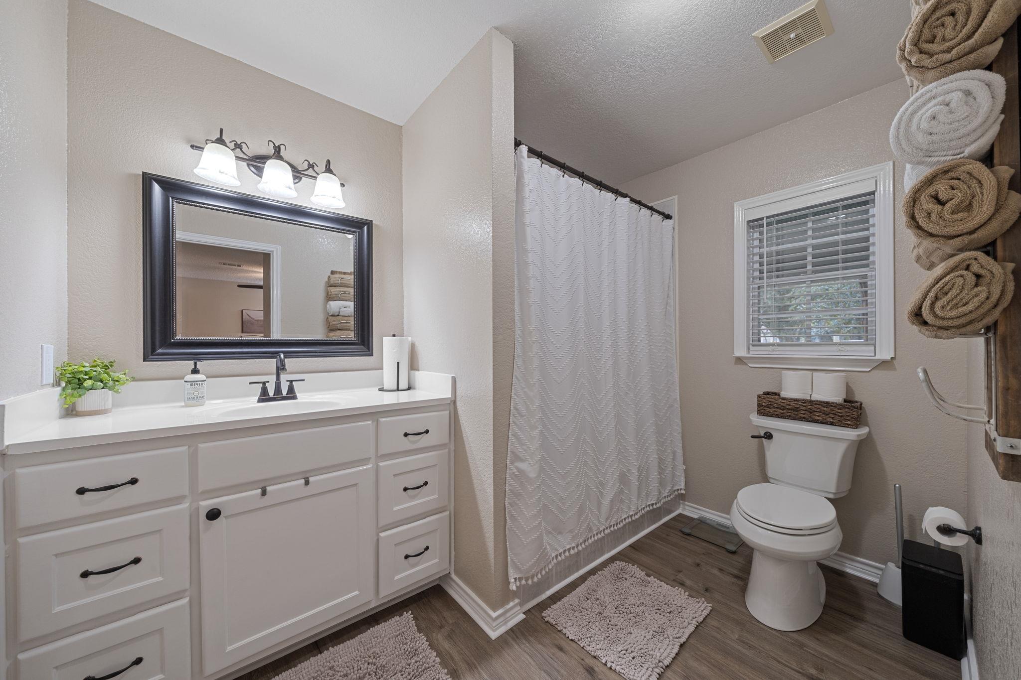 874 Pine Ln, Cottonwood Shores, TX 78657