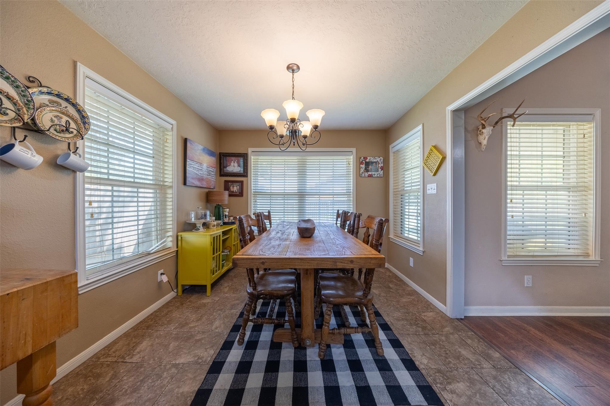 704 E 16th St, Cameron, TX 76520