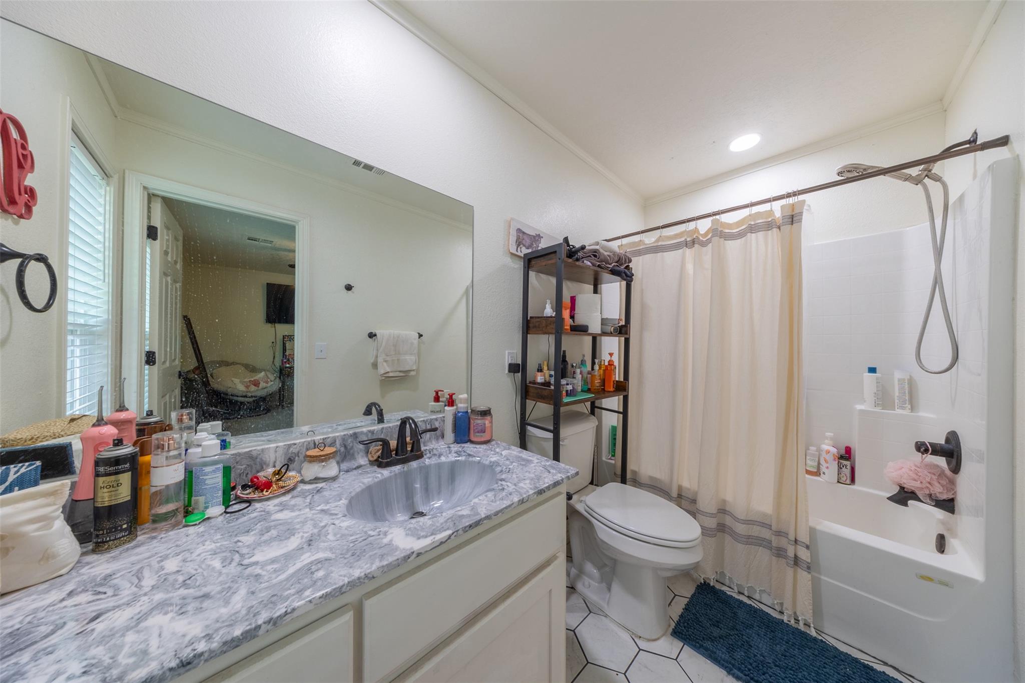 704 E 16th St, Cameron, TX 76520