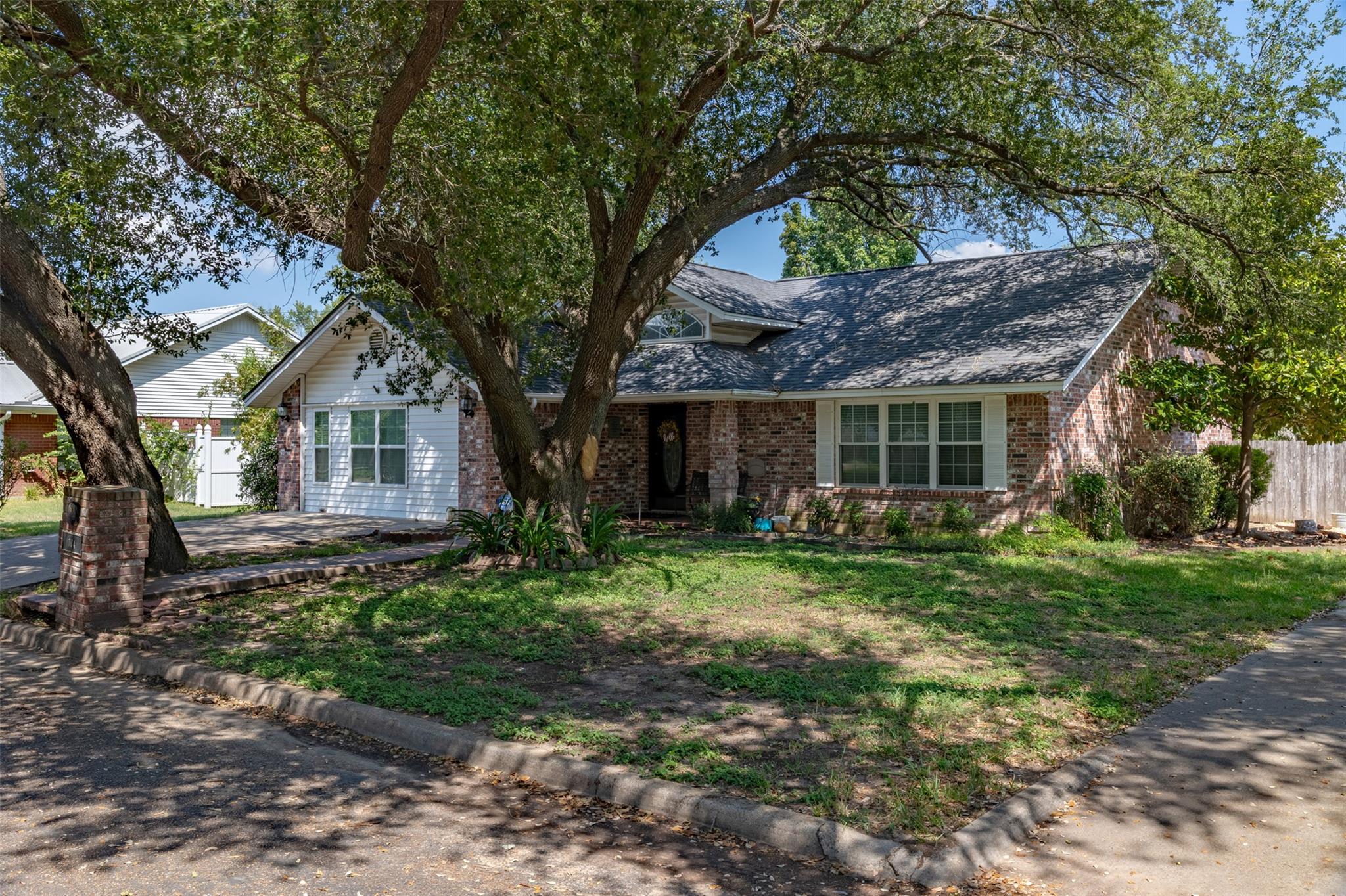704 E 16th St, Cameron, TX 76520