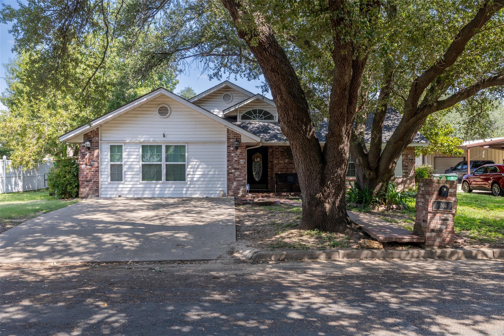 704 E 16th St, Cameron, TX 76520