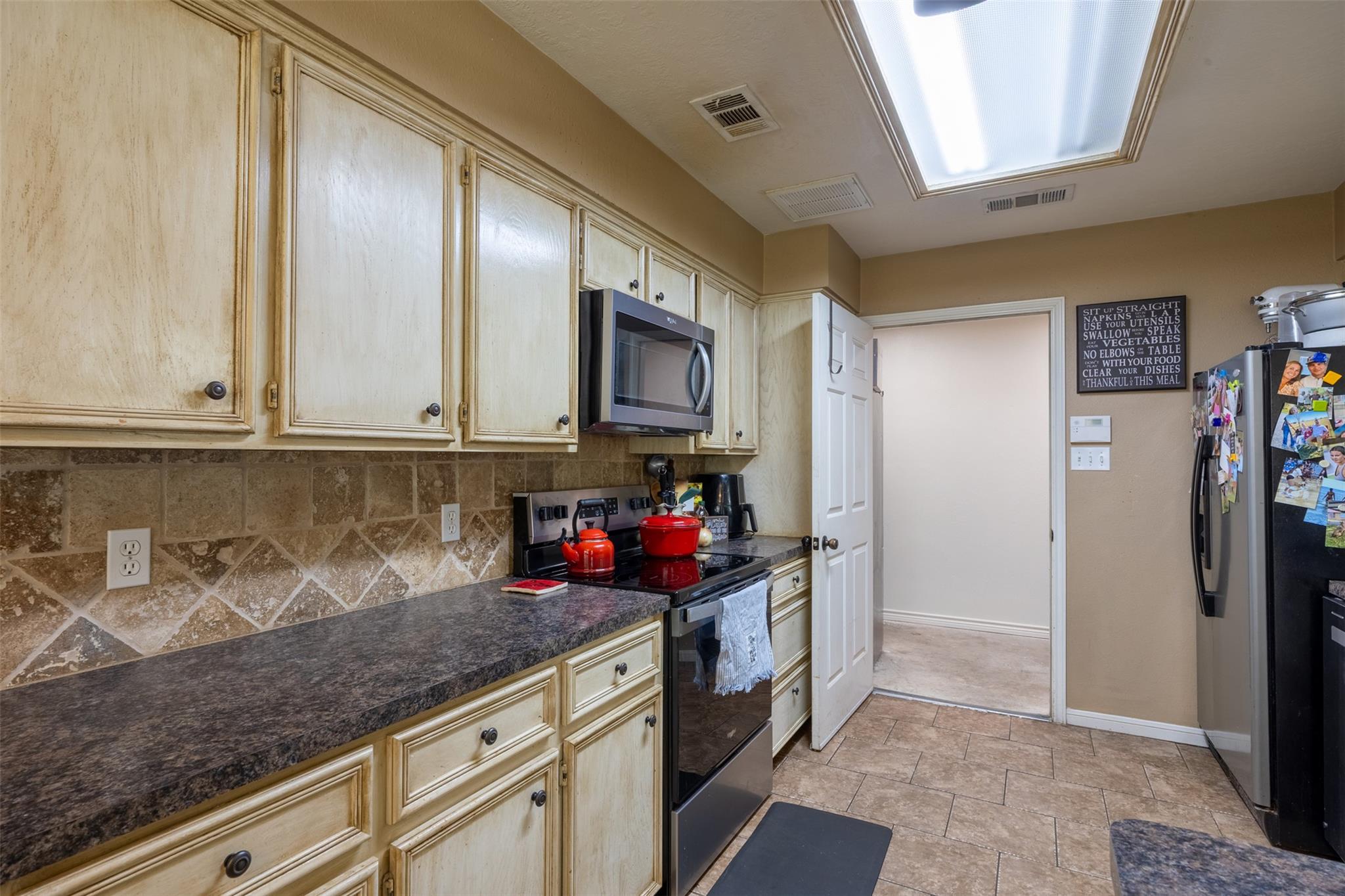 704 E 16th St, Cameron, TX 76520