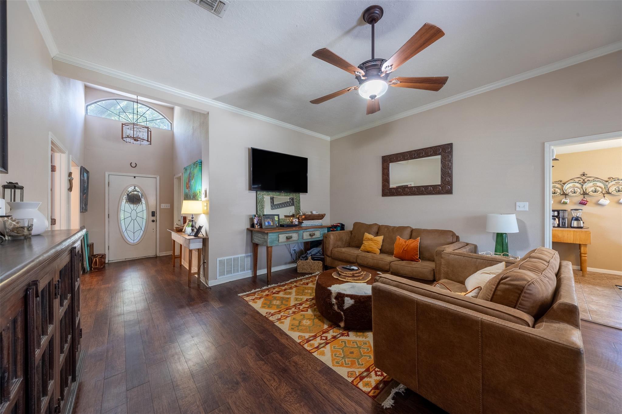 704 E 16th St, Cameron, TX 76520