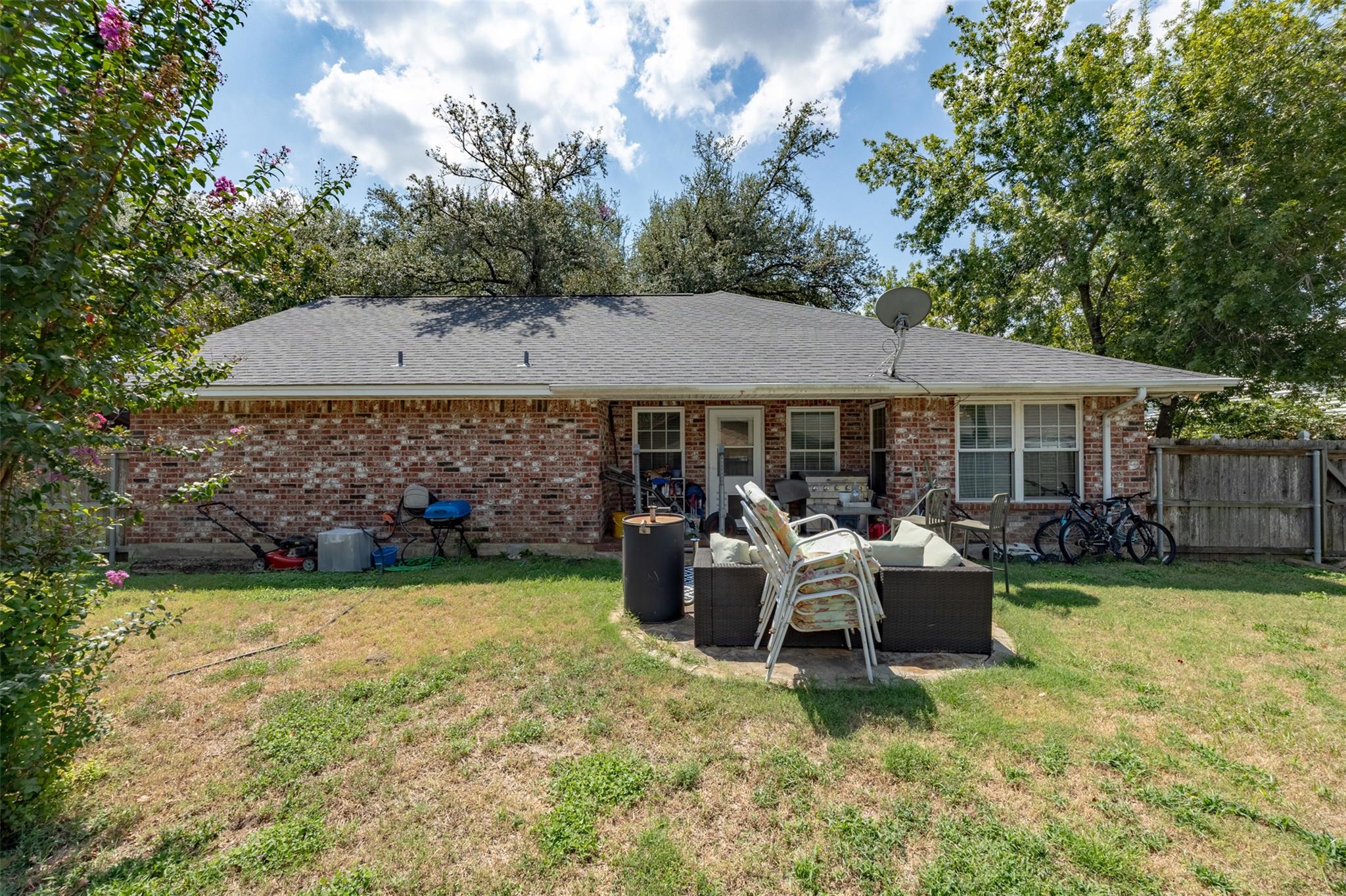 704 E 16th St, Cameron, TX 76520