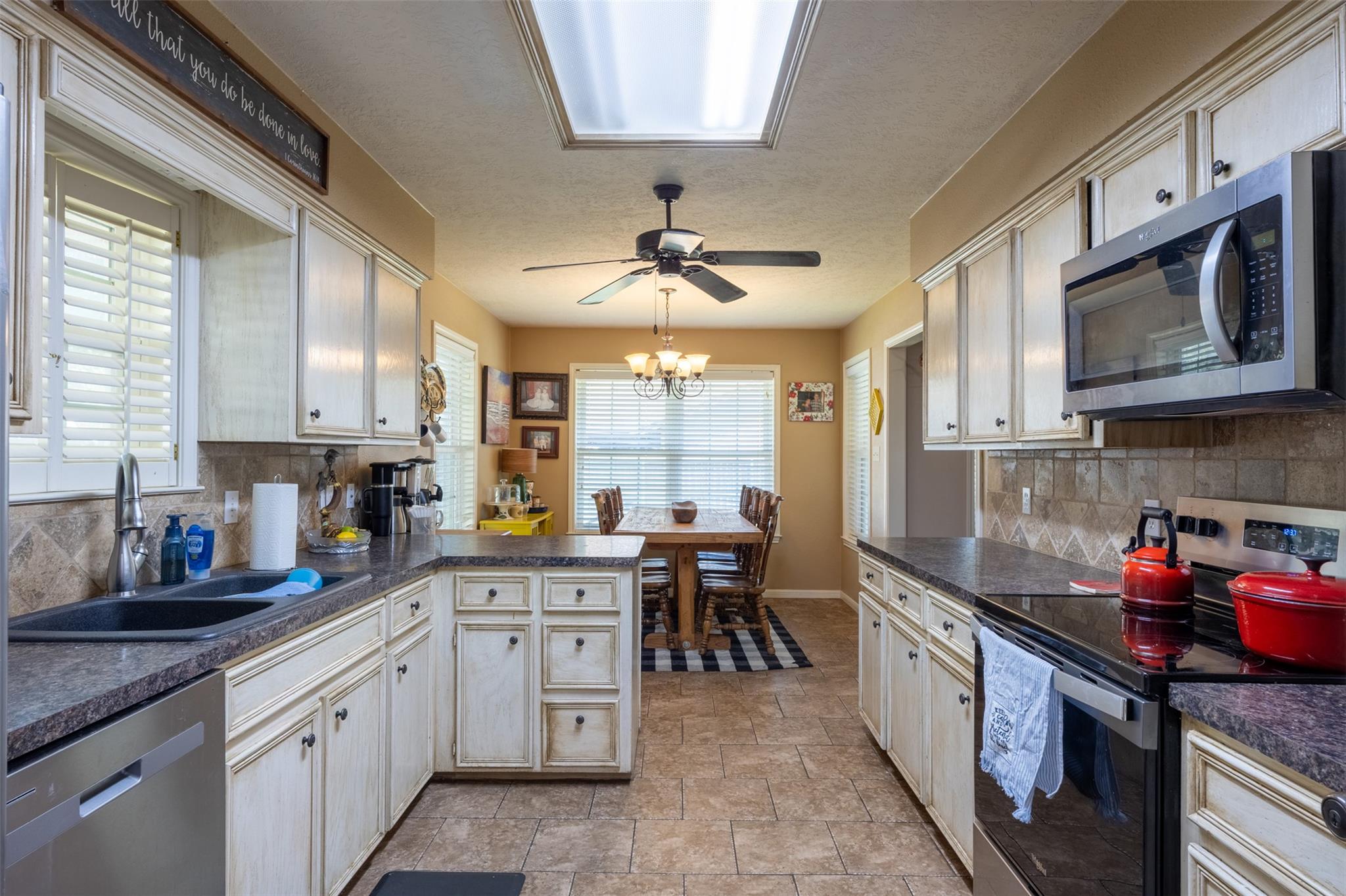 704 E 16th St, Cameron, TX 76520