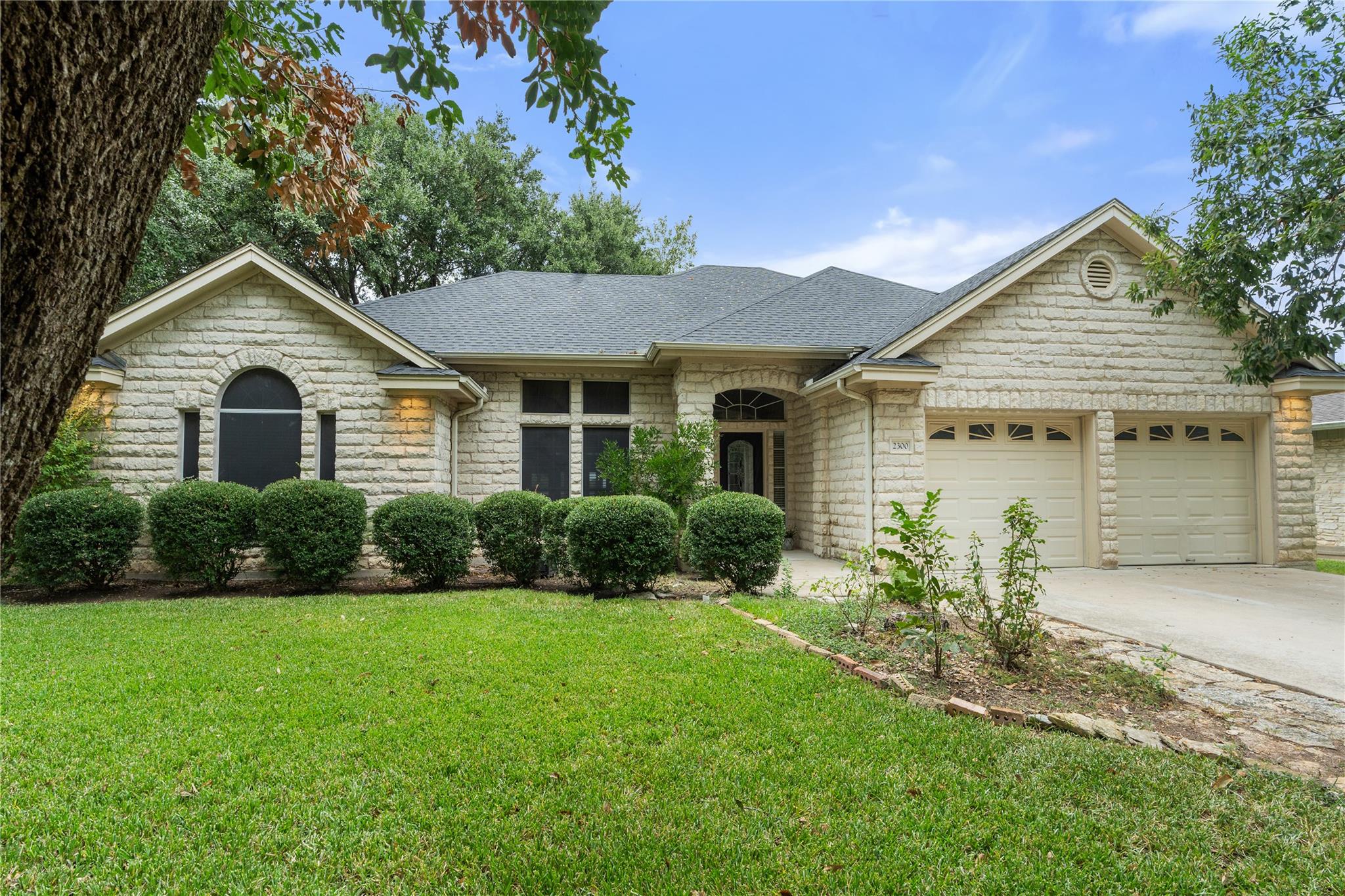 2300 Willow Ln, Taylor, TX 76574