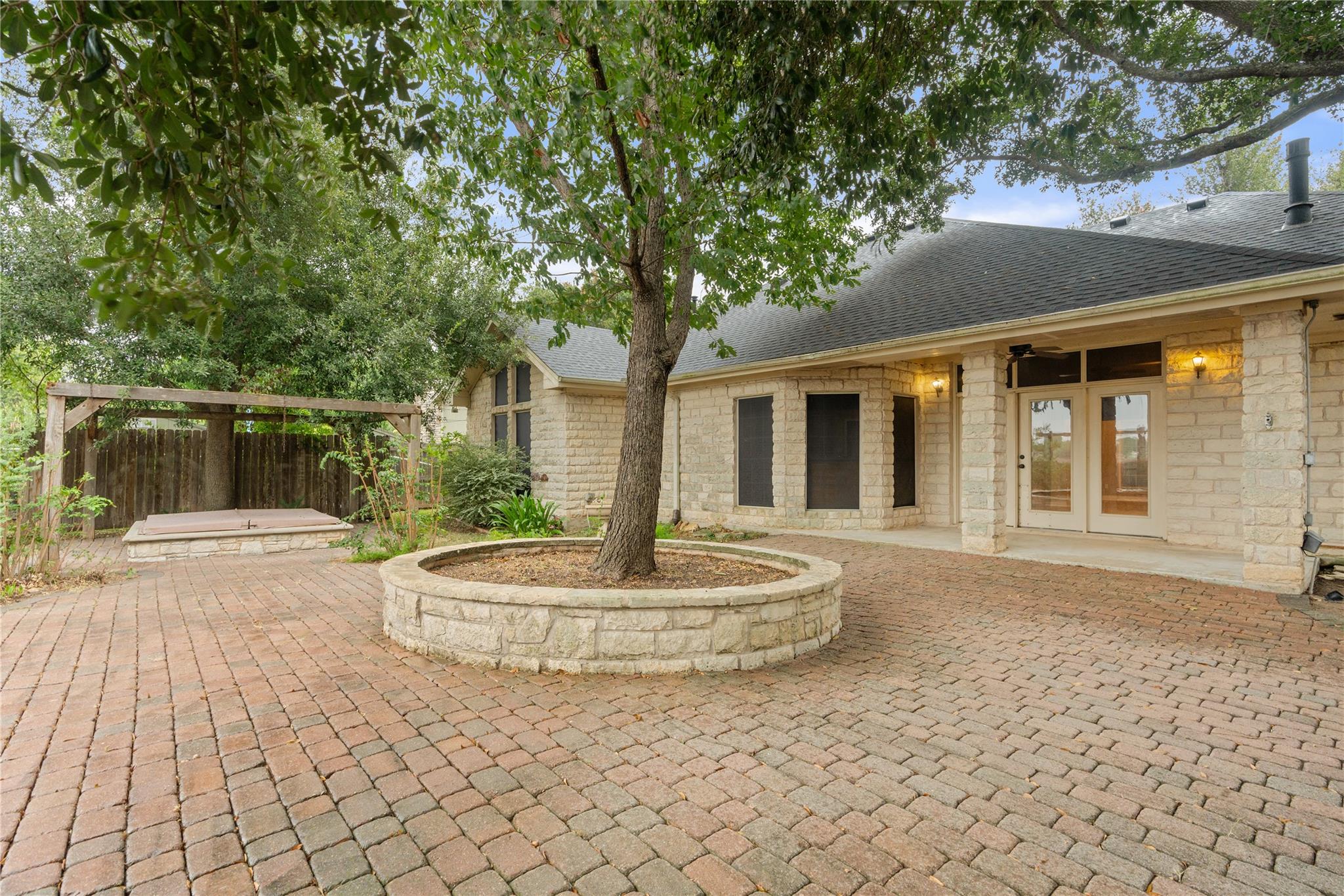 2300 Willow Ln, Taylor, TX 76574
