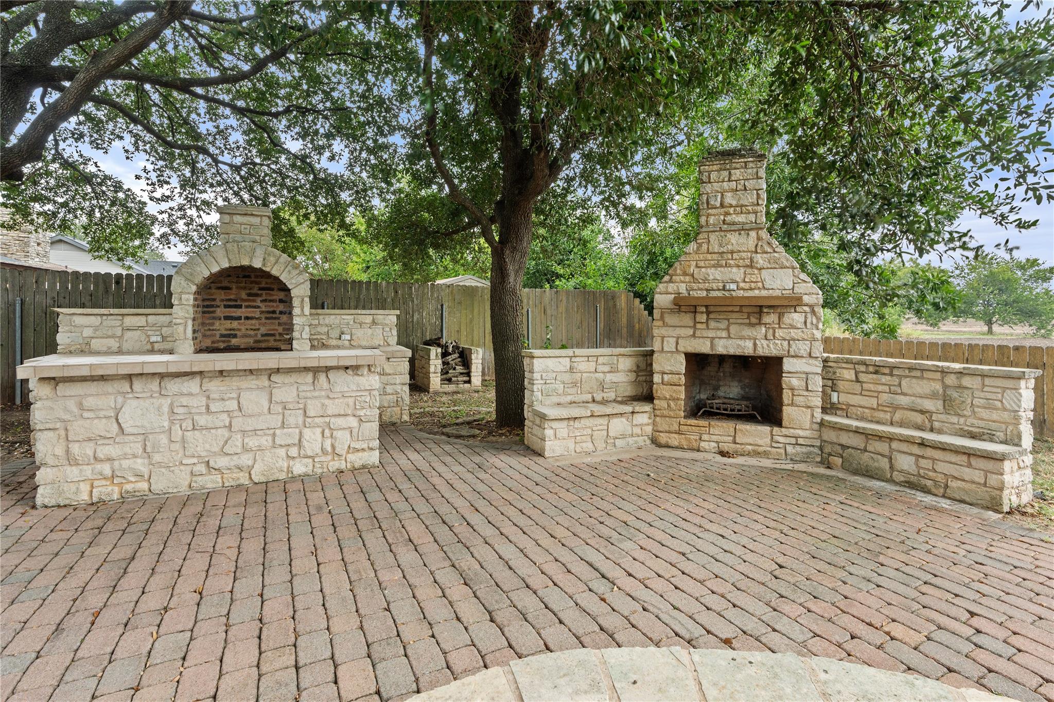 2300 Willow Ln, Taylor, TX 76574