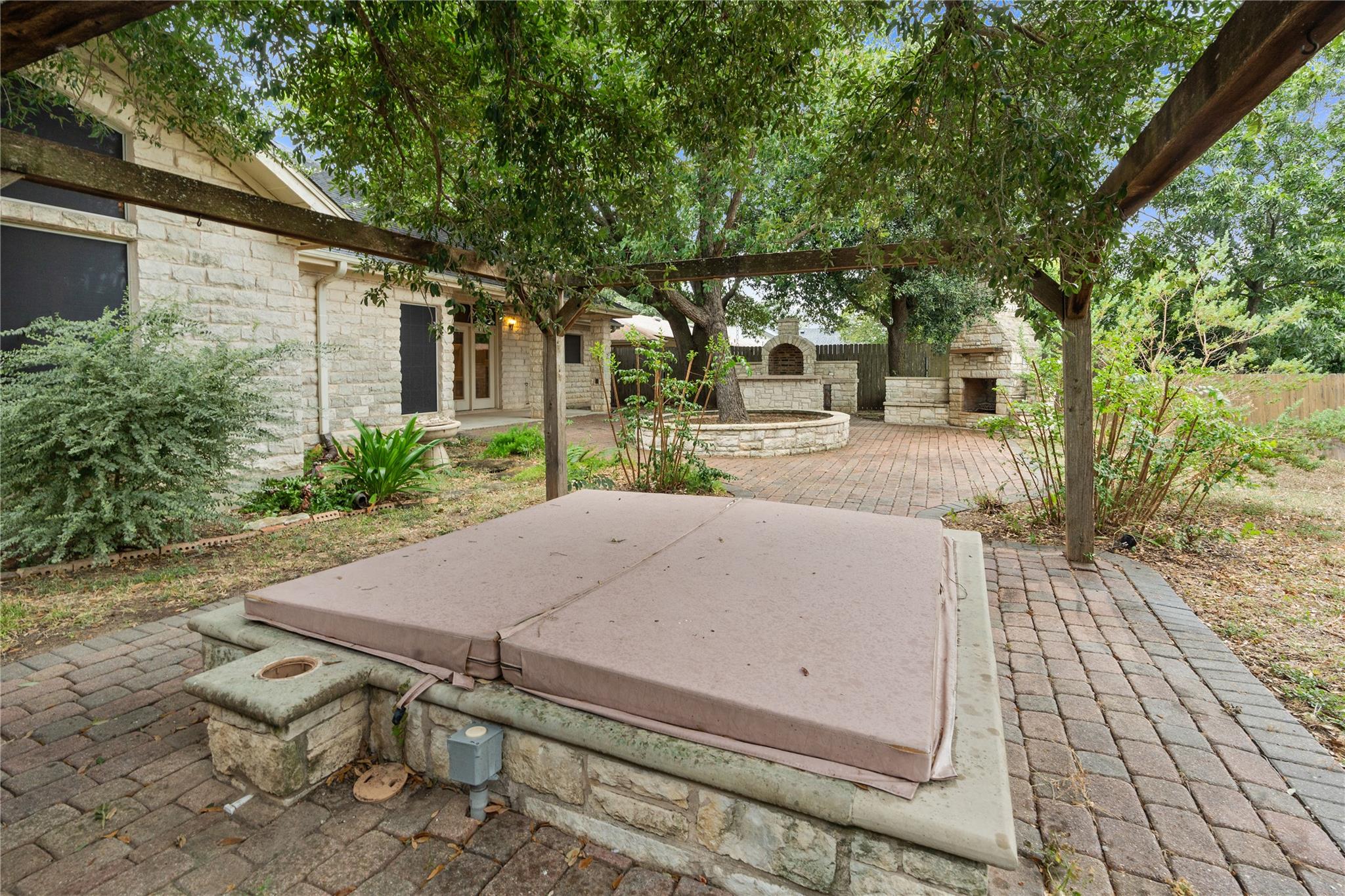 2300 Willow Ln, Taylor, TX 76574