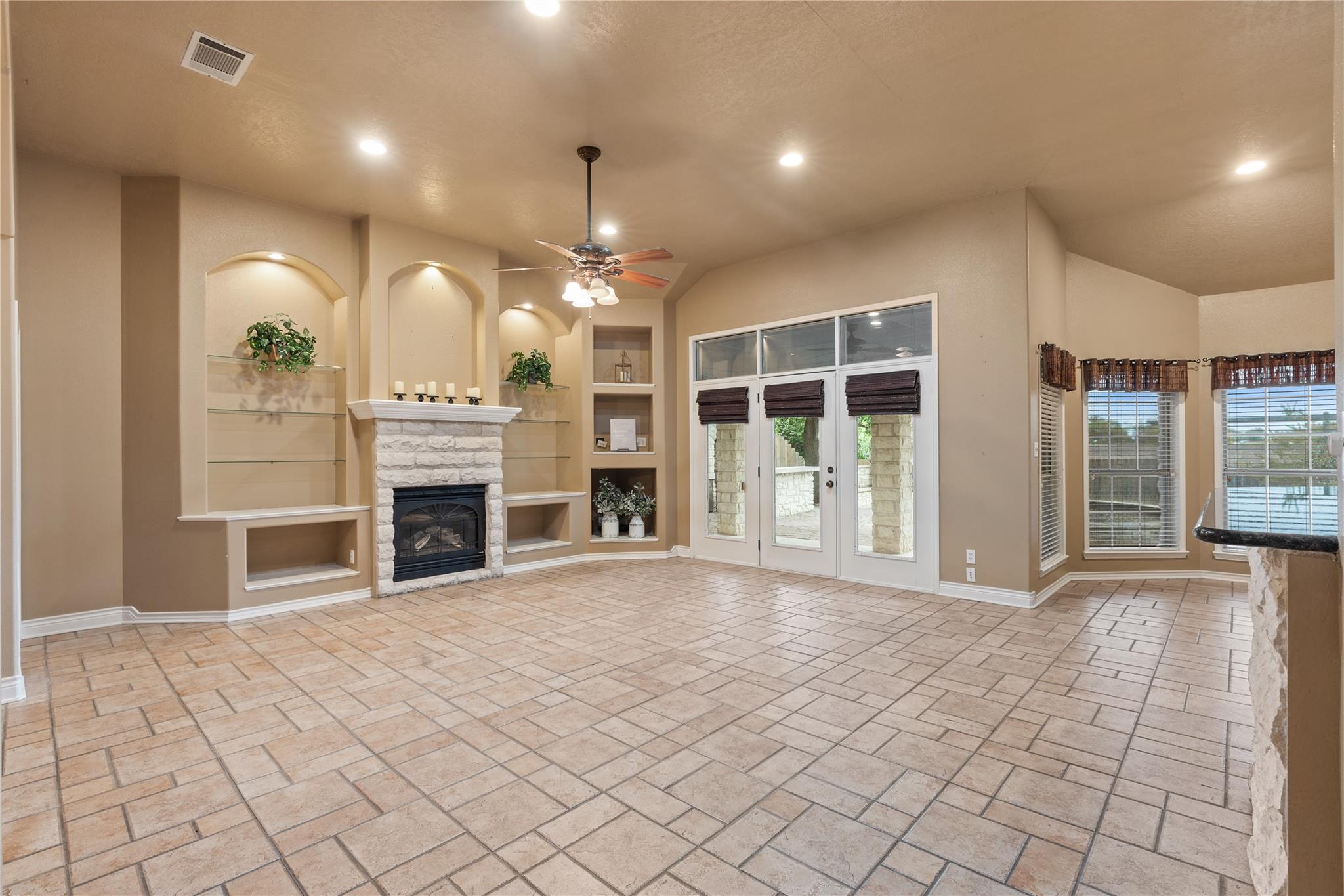 2300 Willow Ln, Taylor, TX 76574