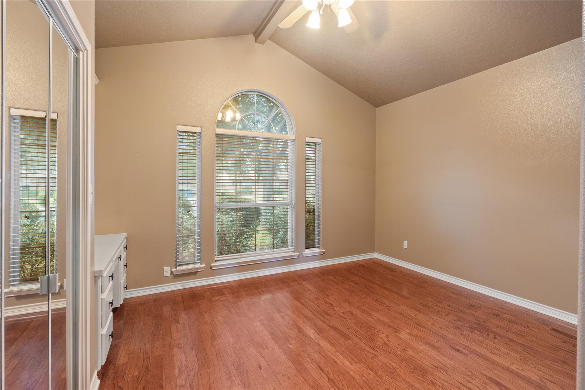 2300 Willow Ln, Taylor, TX 76574