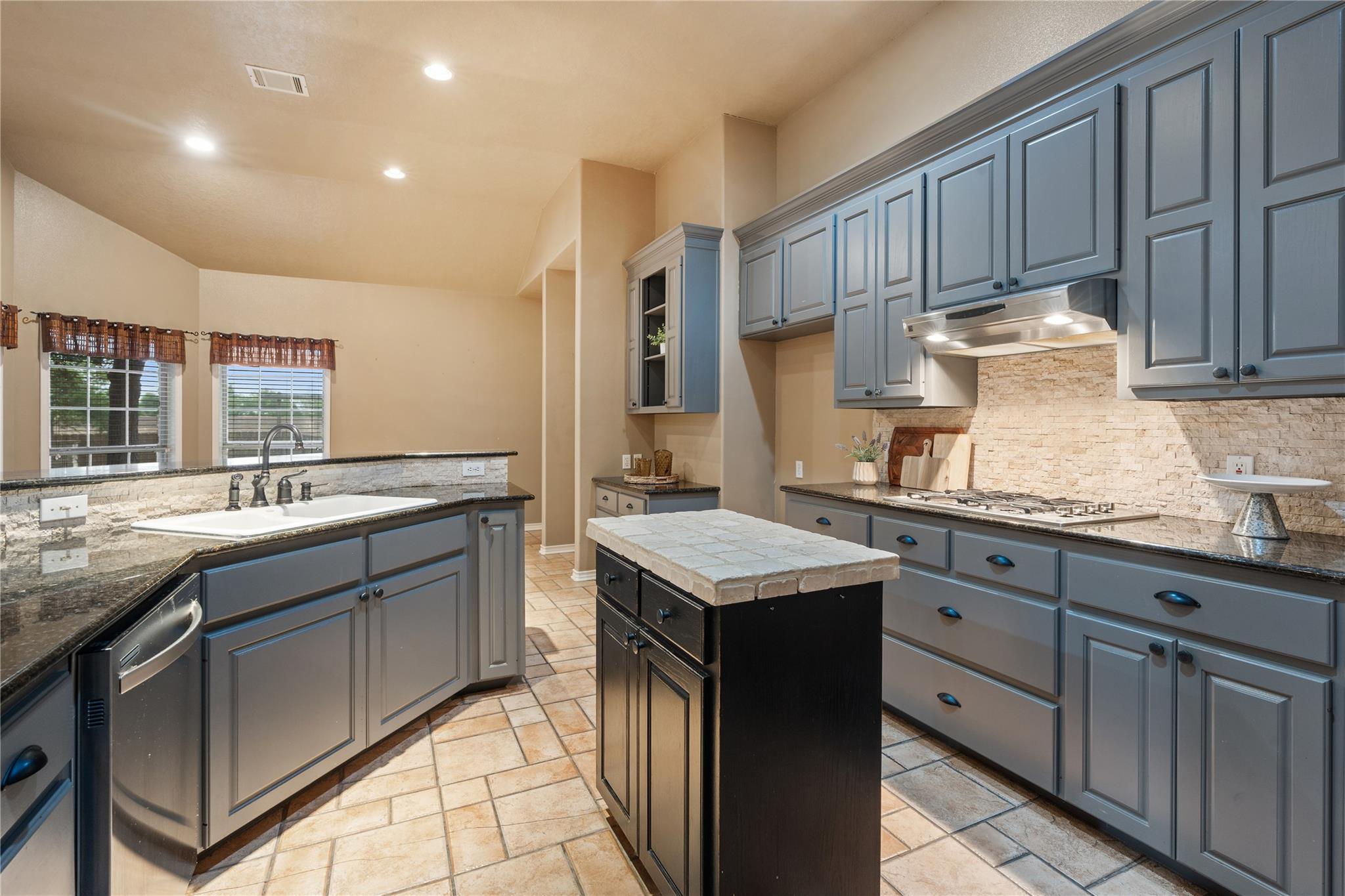 2300 Willow Ln, Taylor, TX 76574