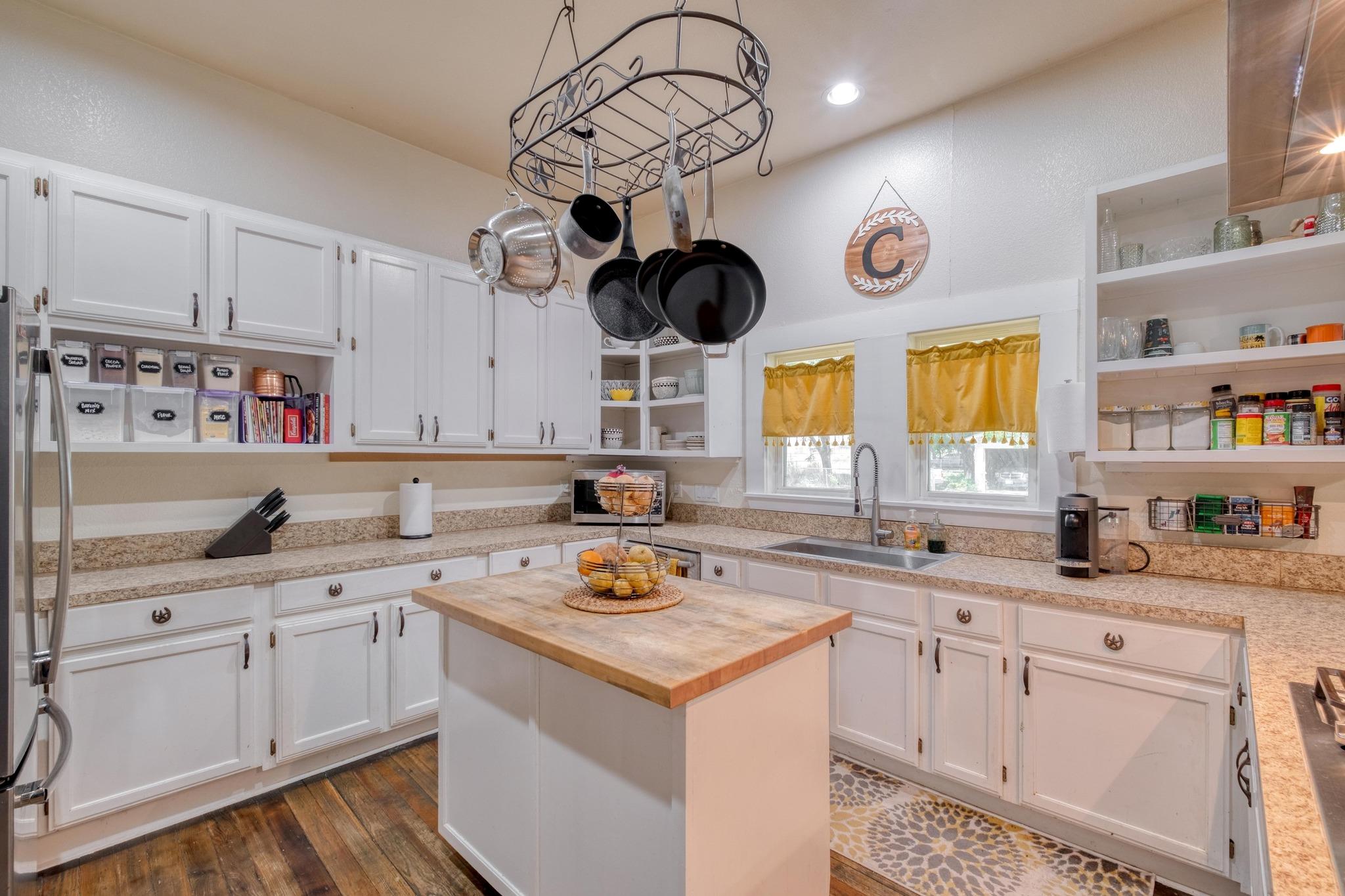 107 N Brazos St, Granger, TX 76530