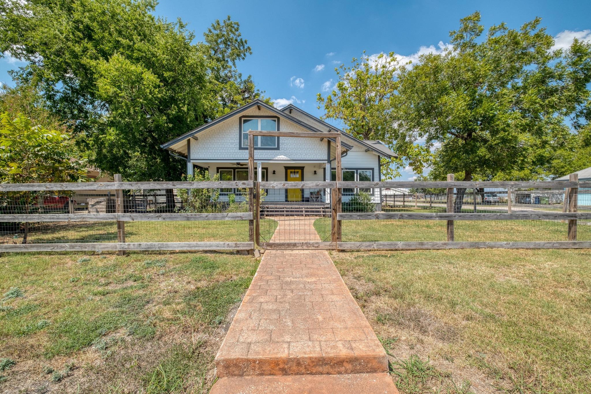 107 N Brazos St, Granger, TX 76530