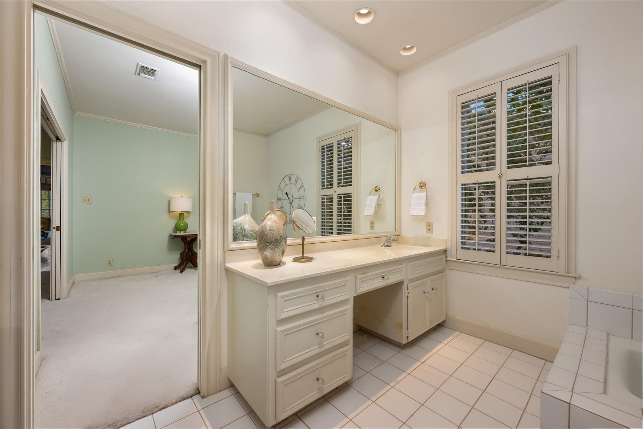 52 Club Estates Pkwy, The Hills, TX 78738