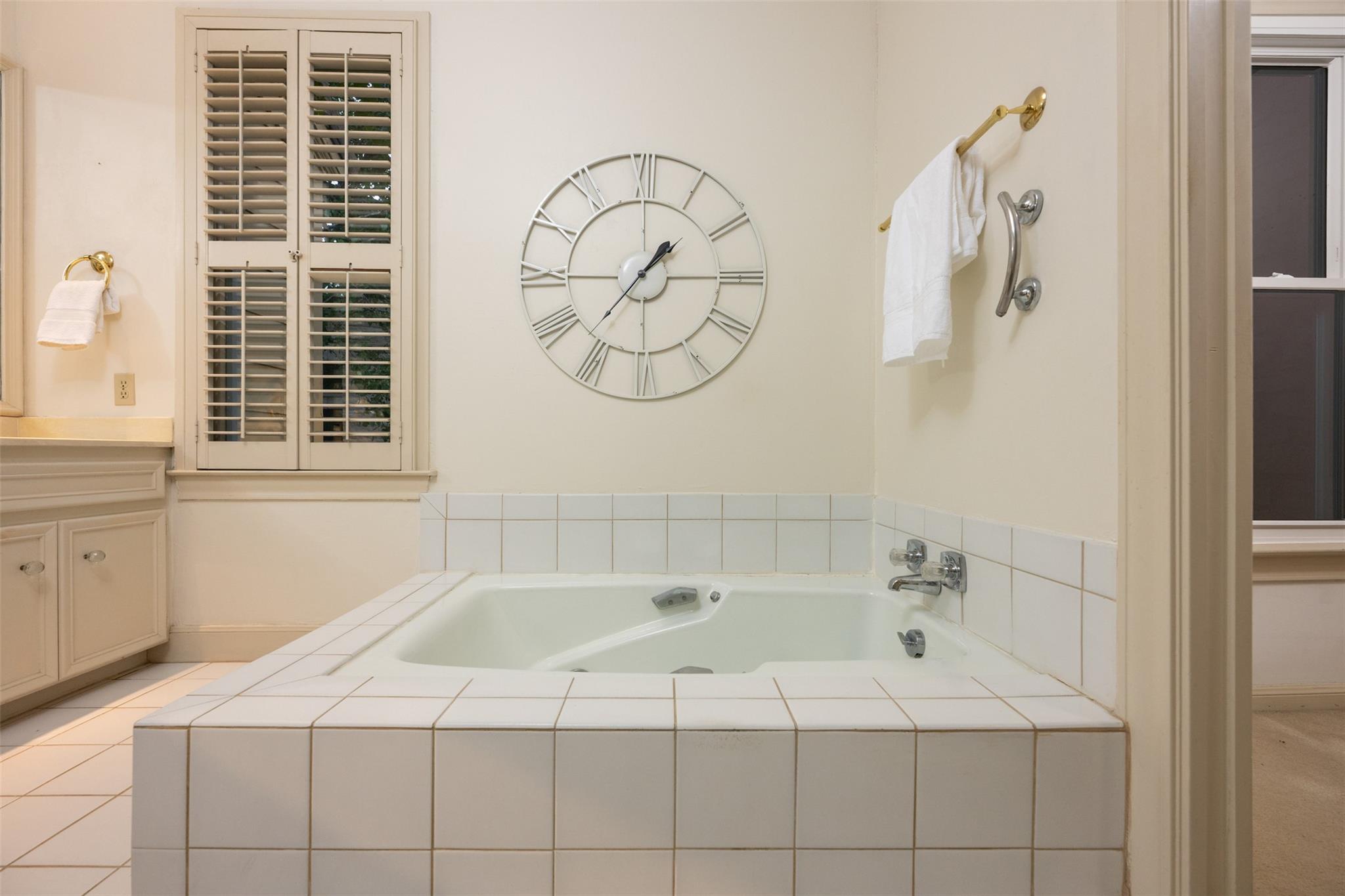 52 Club Estates Pkwy, The Hills, TX 78738