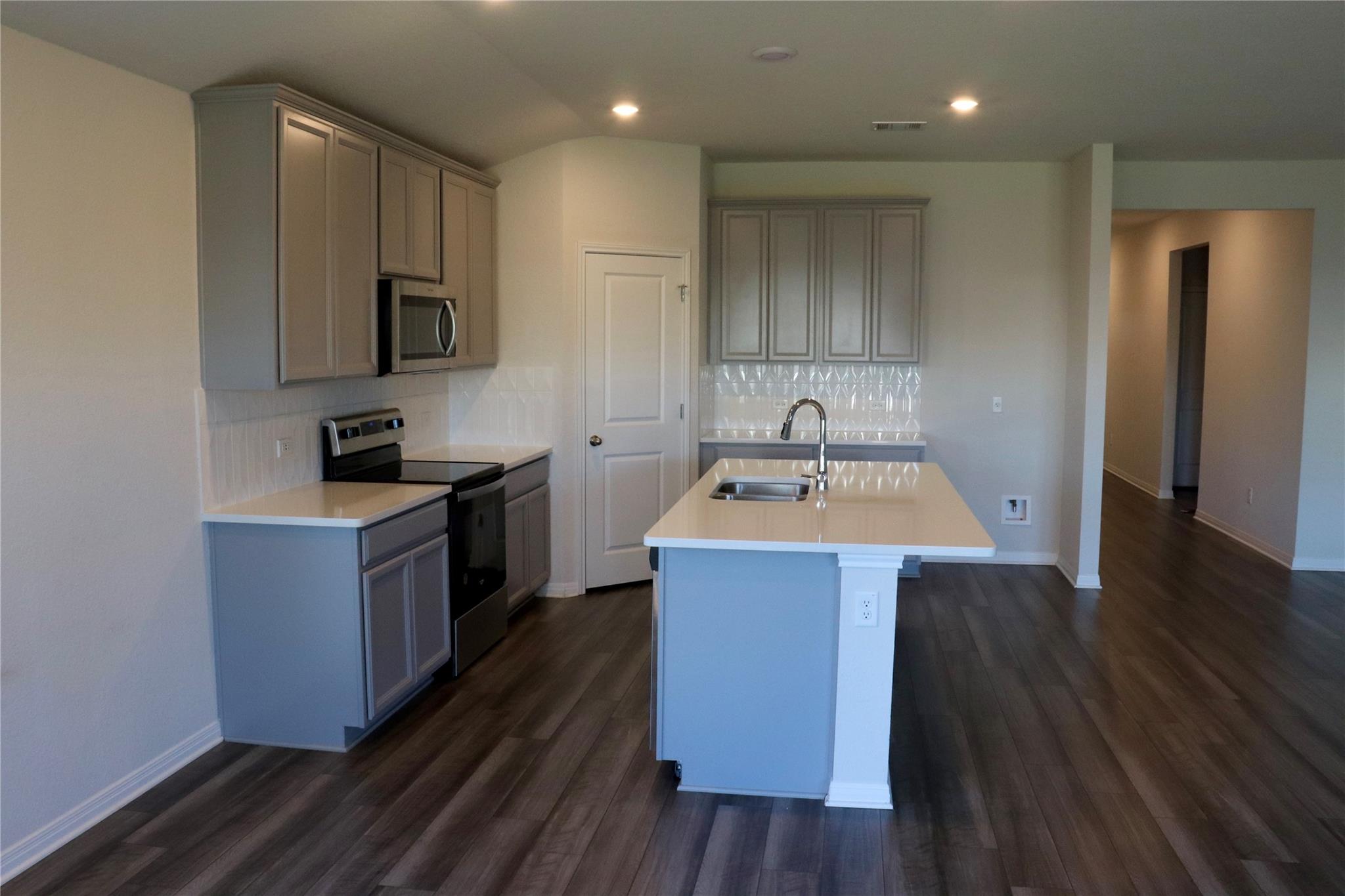 105 Sarnella Way, Hutto, TX 78634