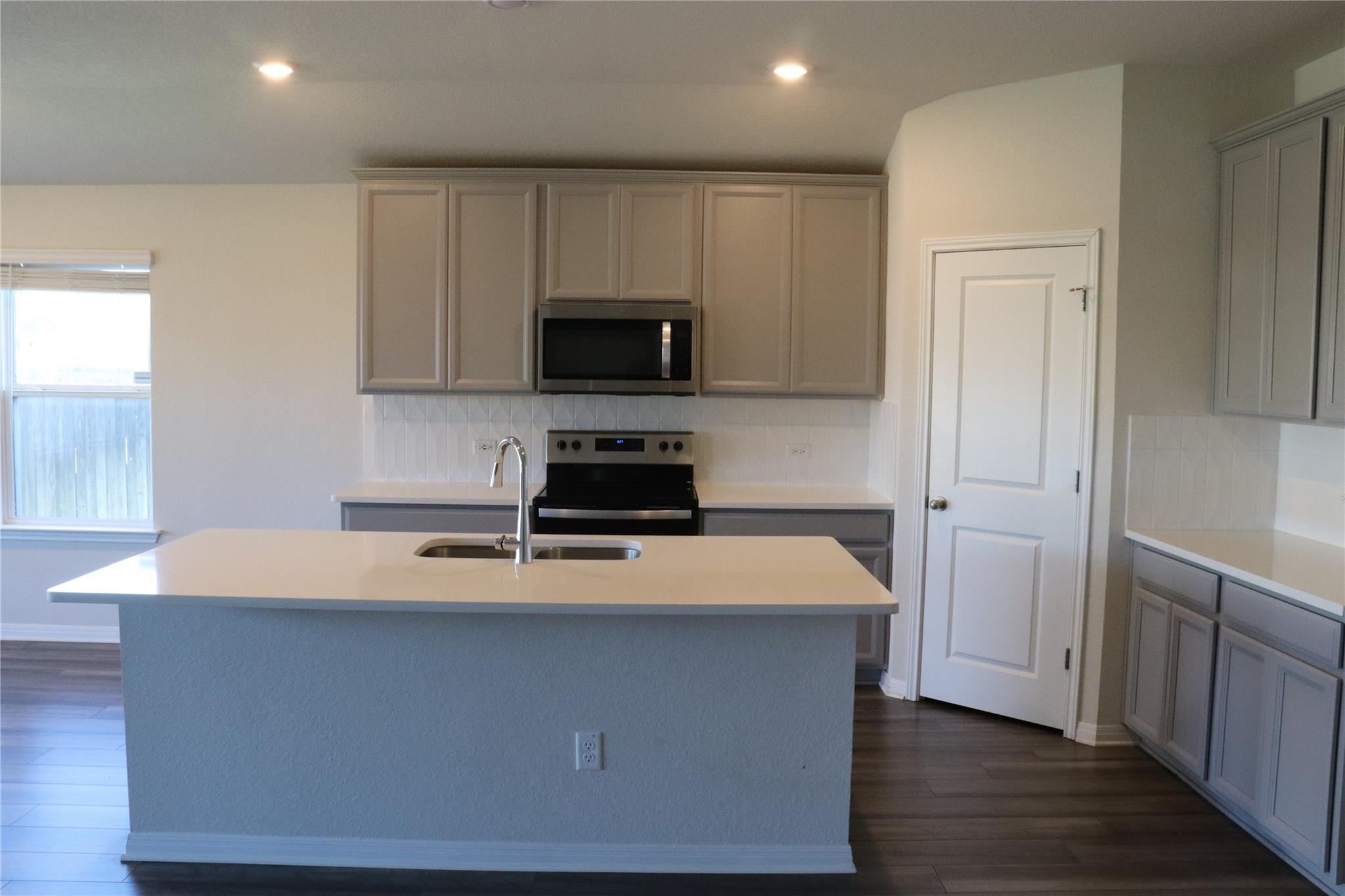 105 Sarnella Way, Hutto, TX 78634