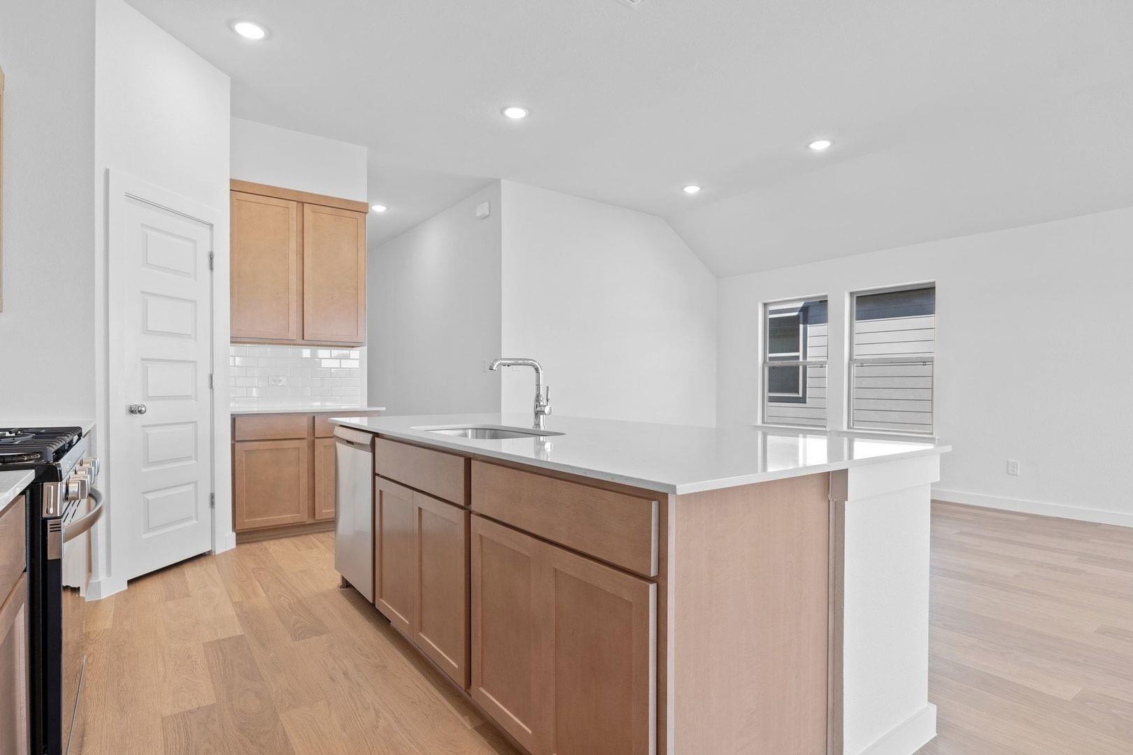 102 Mandeville Dr, Hutto, TX 78634