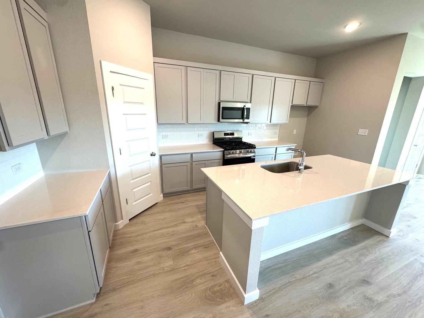 108 Mandeville Dr, Hutto, TX 78634