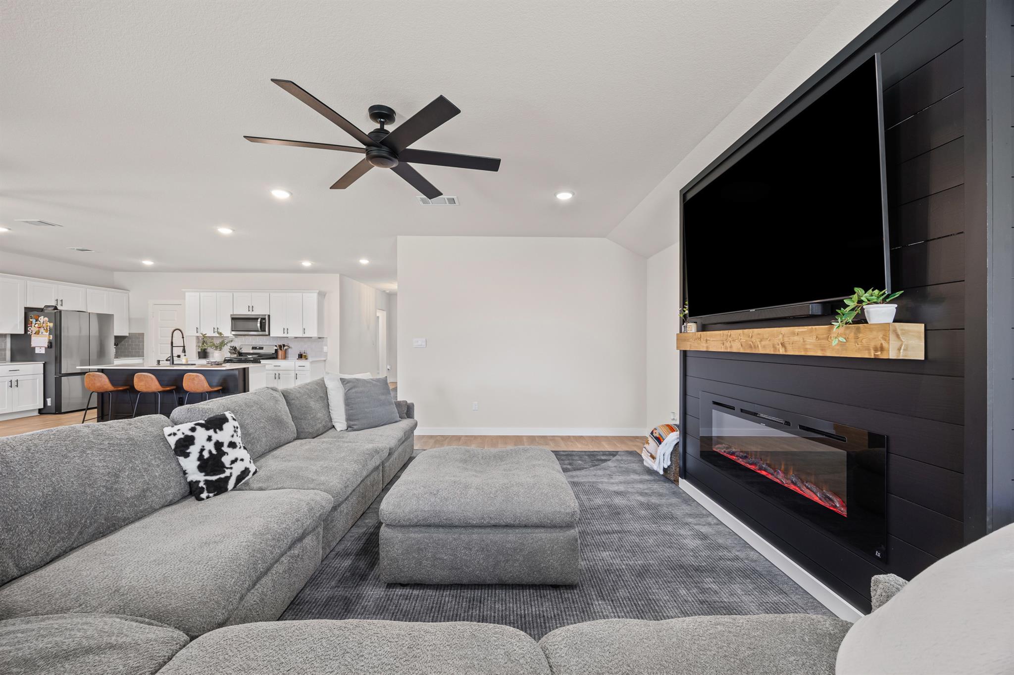 600 Davis Mountain Dr, Lockhart, TX 78644