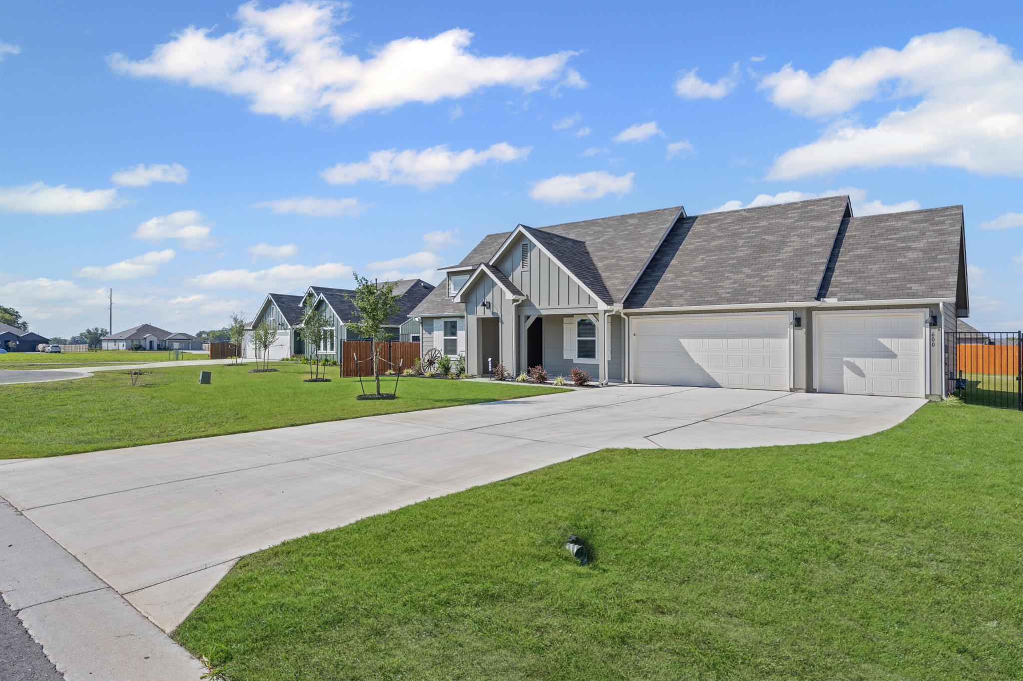 600 Davis Mountain Dr, Lockhart, TX 78644