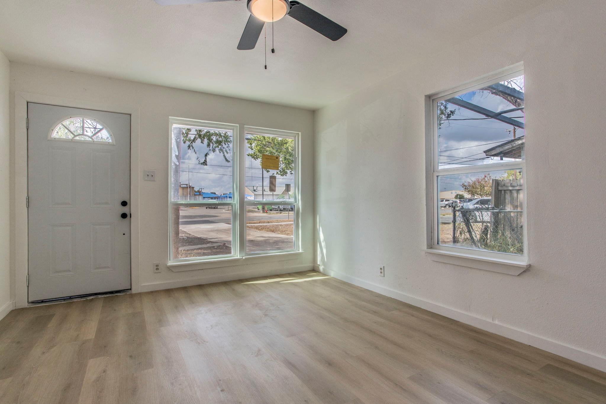 415 W Hutchins Pl, San Antonio, TX 78221