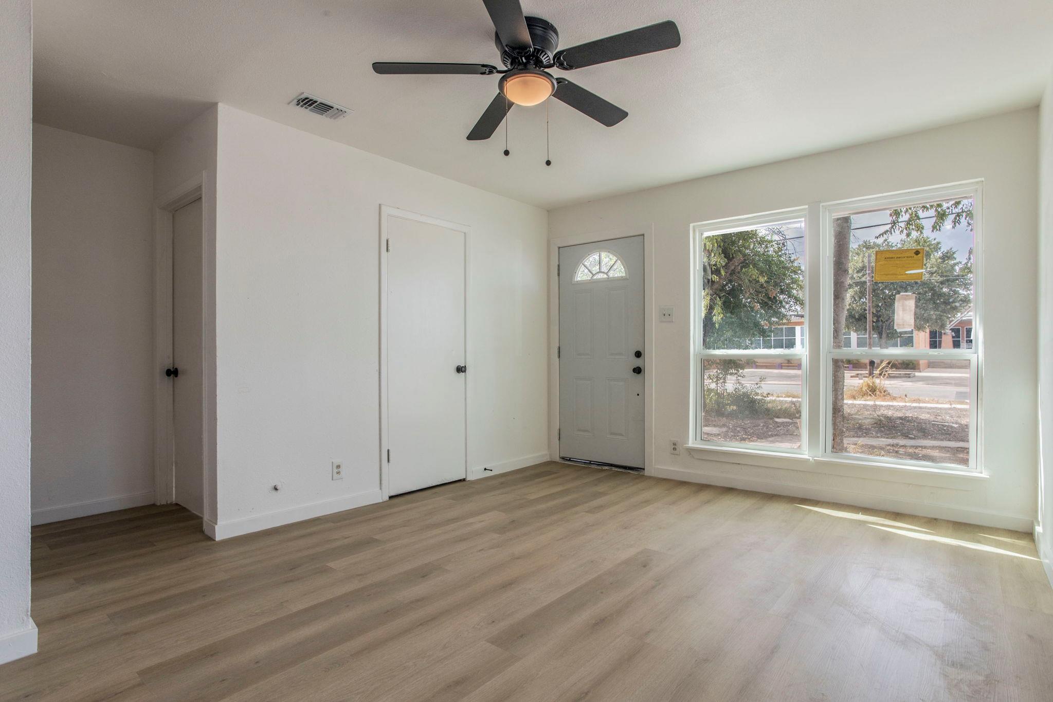 415 W Hutchins Pl, San Antonio, TX 78221