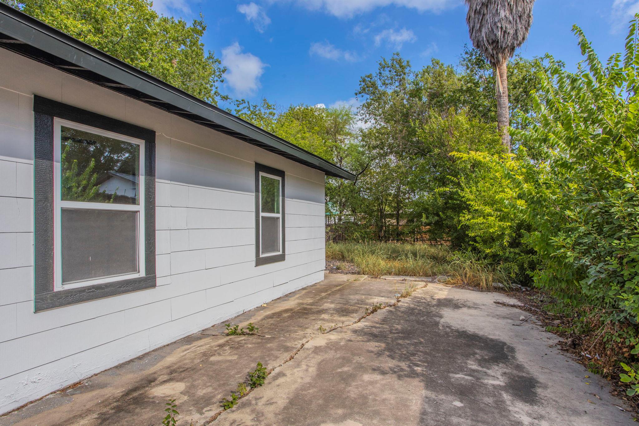 415 W Hutchins Pl, San Antonio, TX 78221