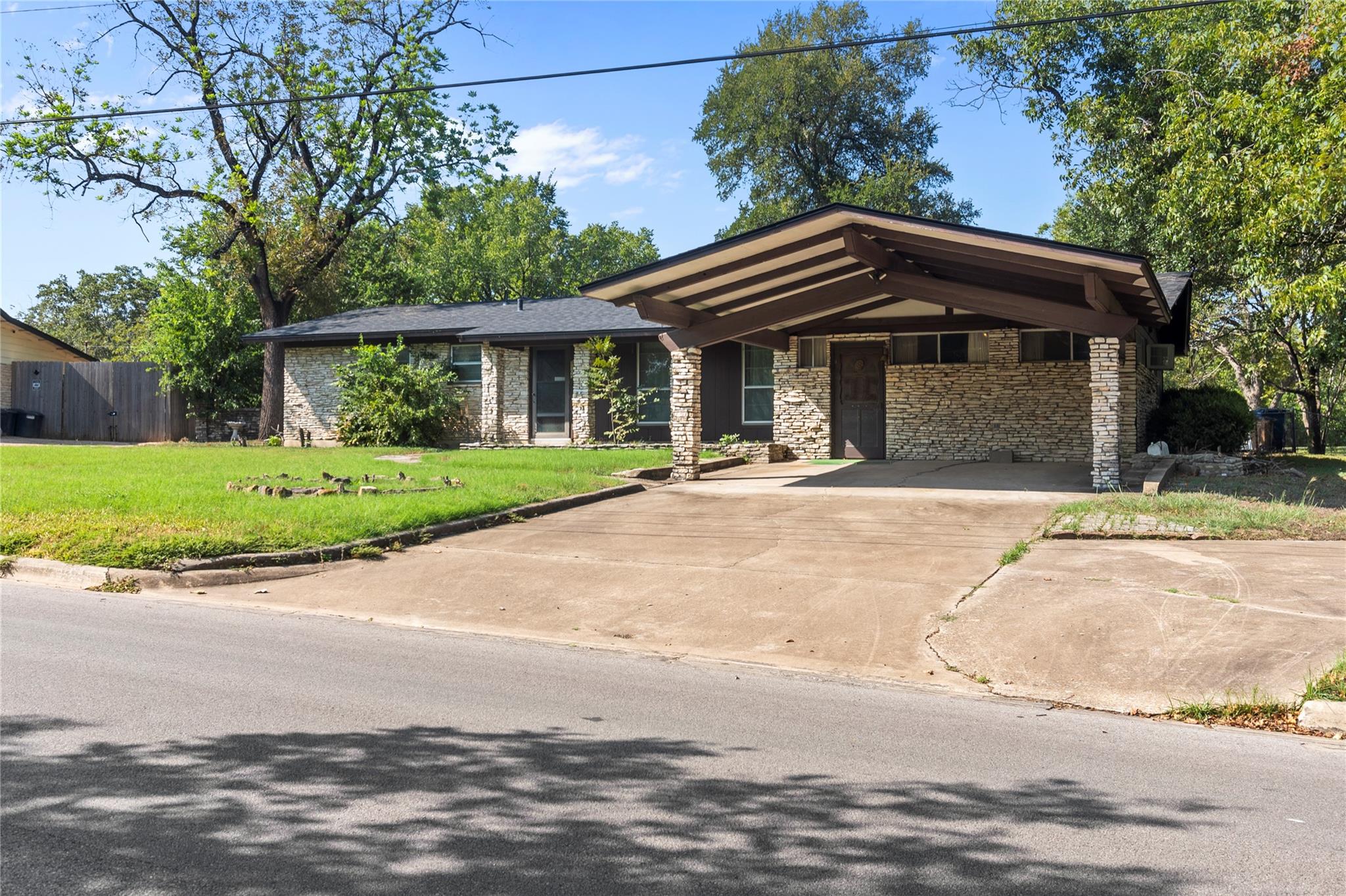 1105 E Applegate Dr, Austin, TX 78753