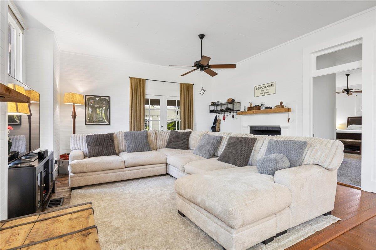 1402 Pecan St, Bastrop, TX 78602