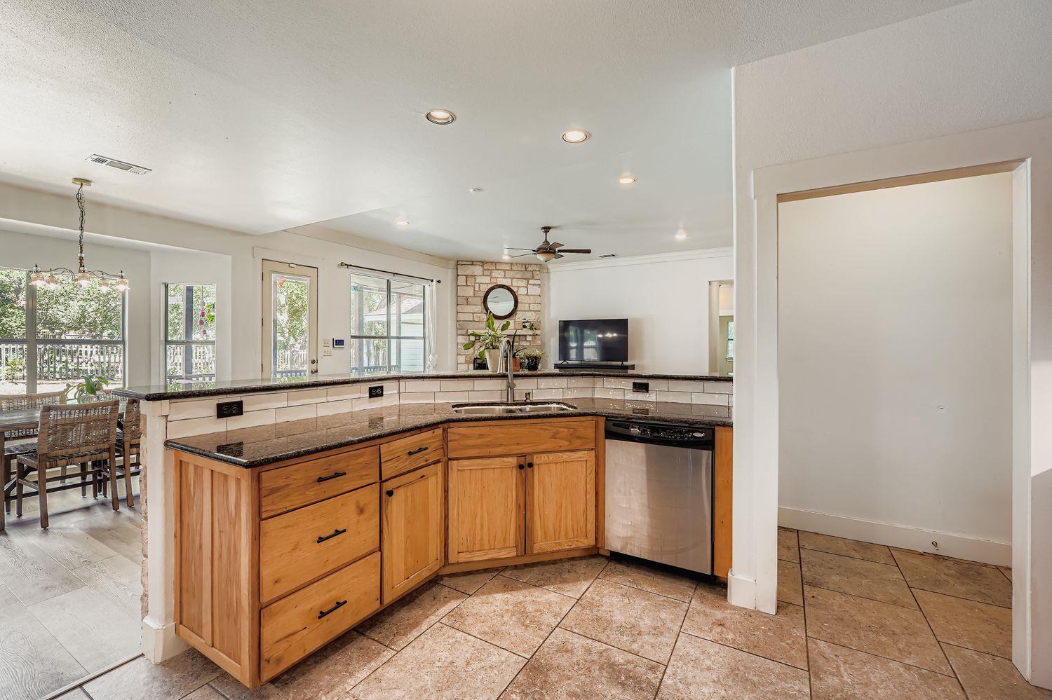 100 Quarry Springs Dr, San Marcos, TX 78666