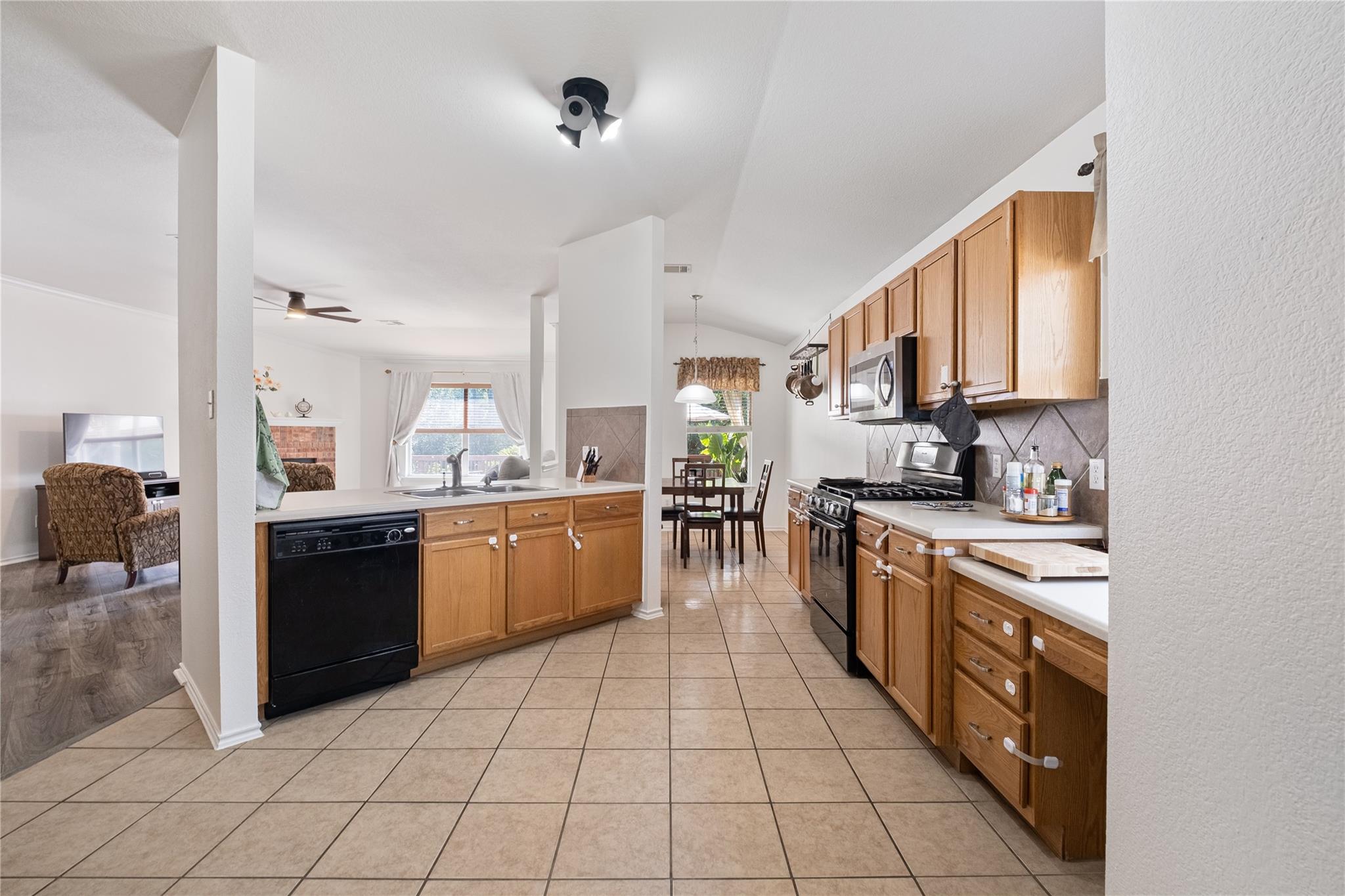 12701 Waynespur Ln, Elgin, TX 78621