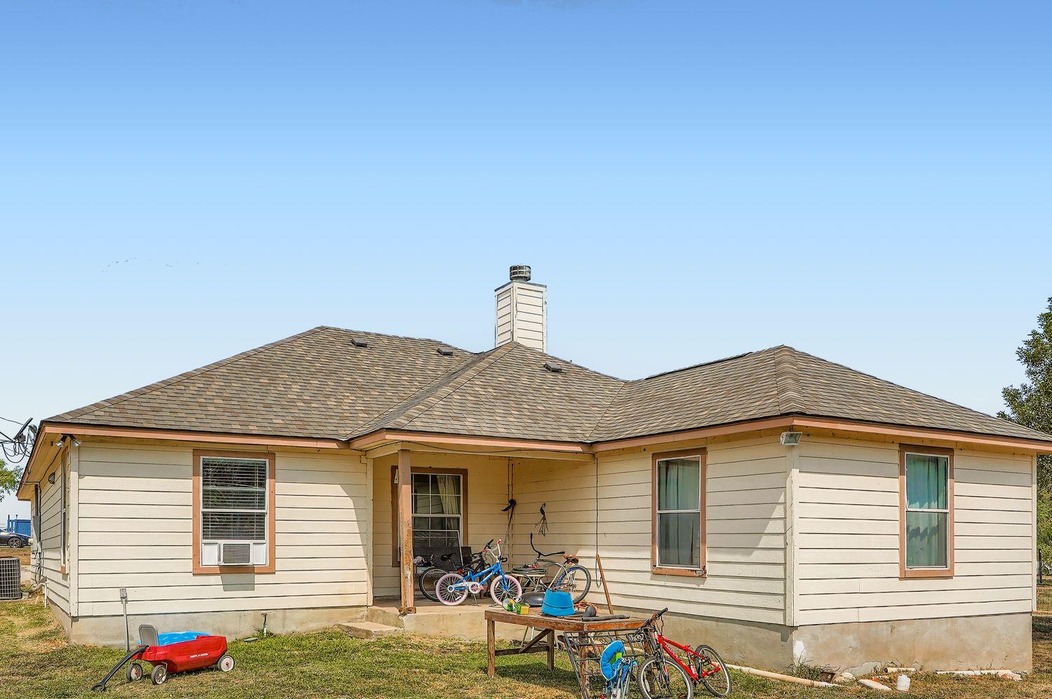 135 Petirrojo Ct, Del Valle, TX 78617